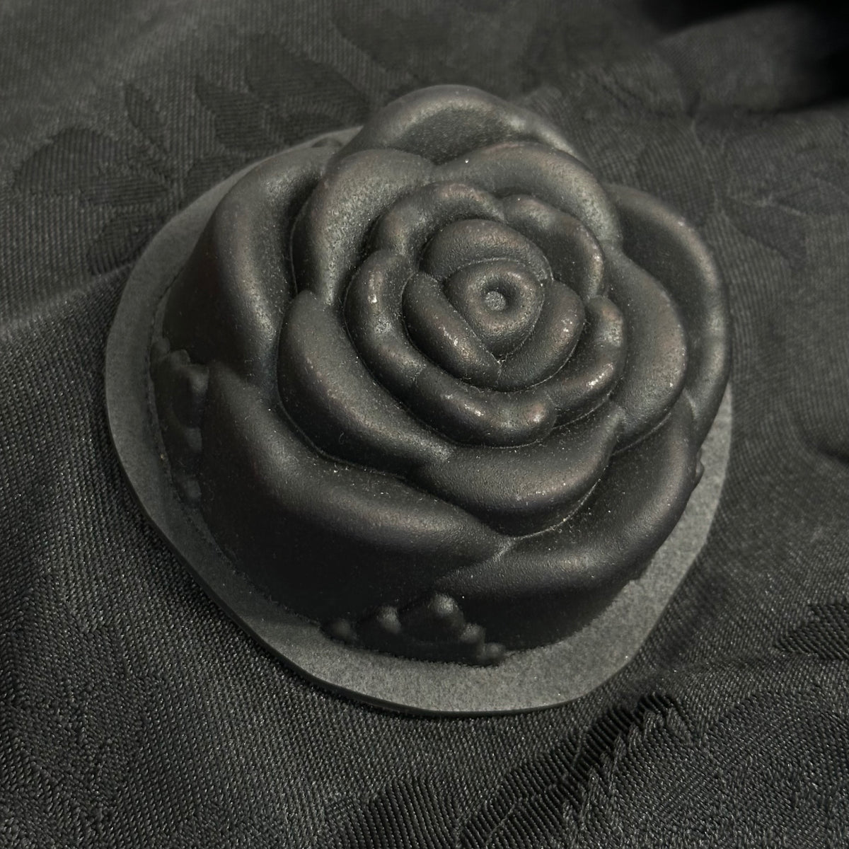 BLACK COMME des GARCONS(ブラックコムデギャルソン) 2017AW Rubber Rose-Embellished Poly 3-Button Jacket ラバー 薔薇 装飾 ポリ 3ボタン ジャケット 1T-J013 XL ブラック AD2017