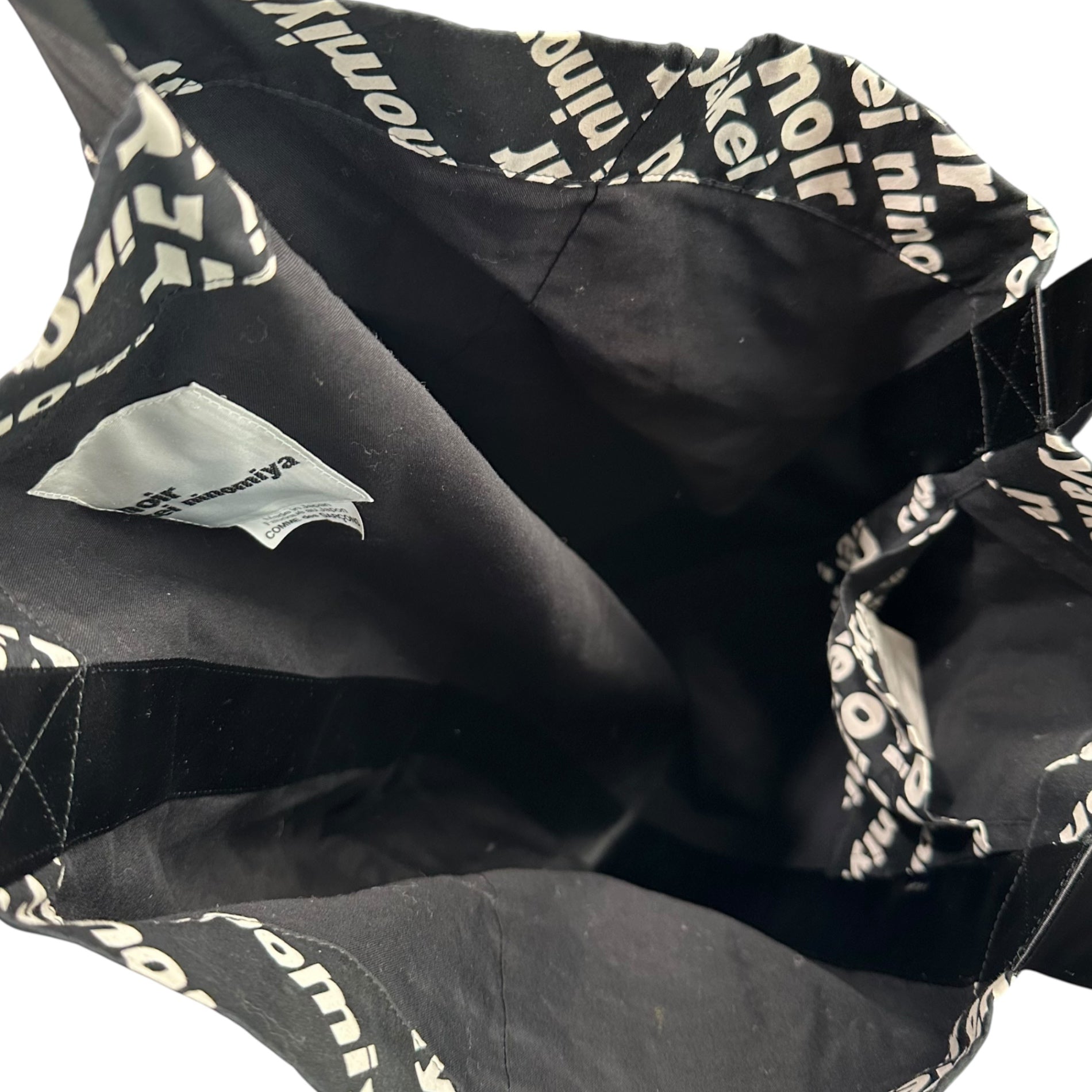 noir kei ninomiya(ノワールケイニノミヤ) 22AW Logo Satin Tote Bag ロゴ サテン トート バッグ 3I-K 202 ブラック×ホワイト コムデギャルソン
