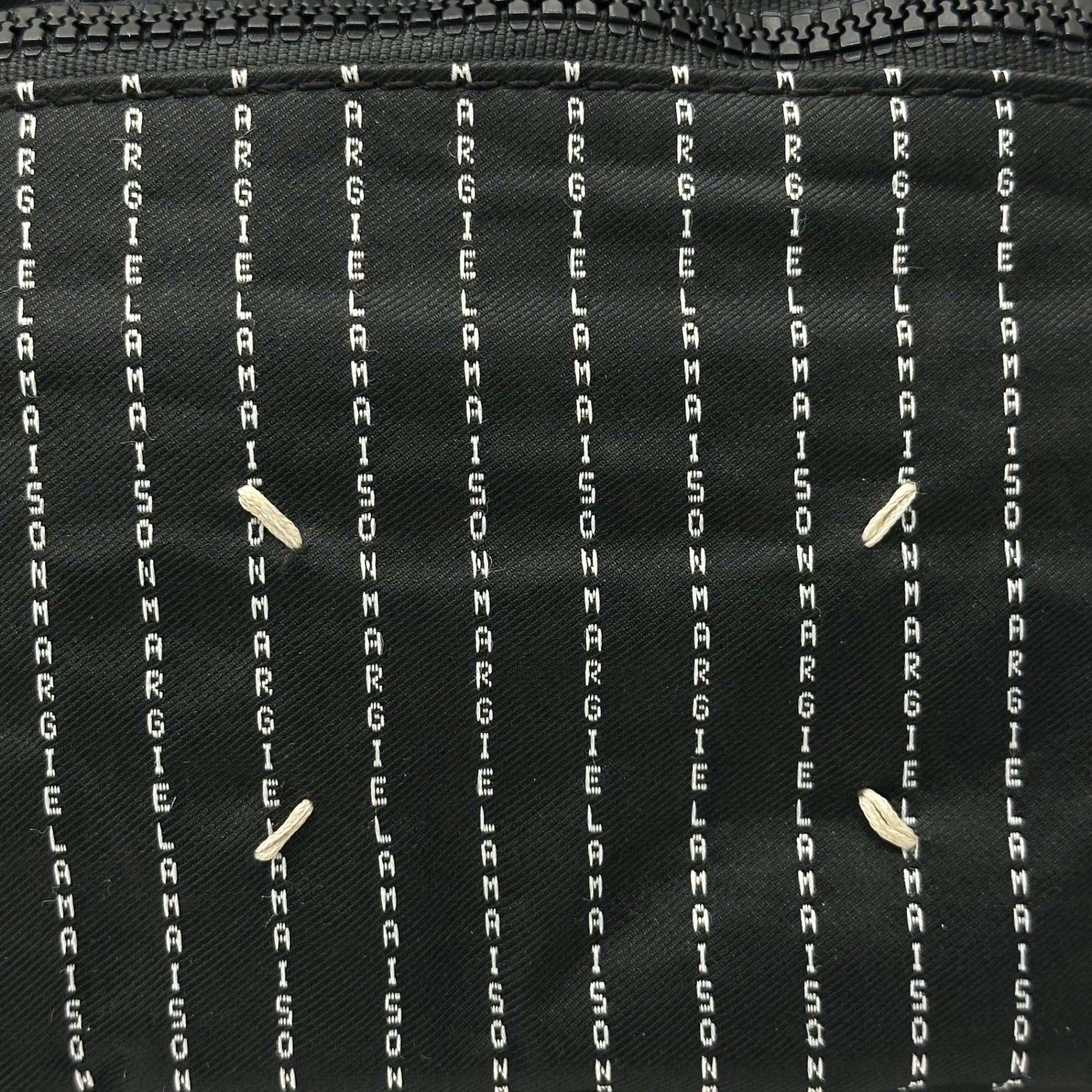 MAISON MARGIELA(メゾンマルジェラ) 20AW Logo Pinstripe Body Bum Bag ロゴ ピンストライプ ボディ バムバッグ S55WB0010 P3533 ブラック×ホワイト ⑪ライン