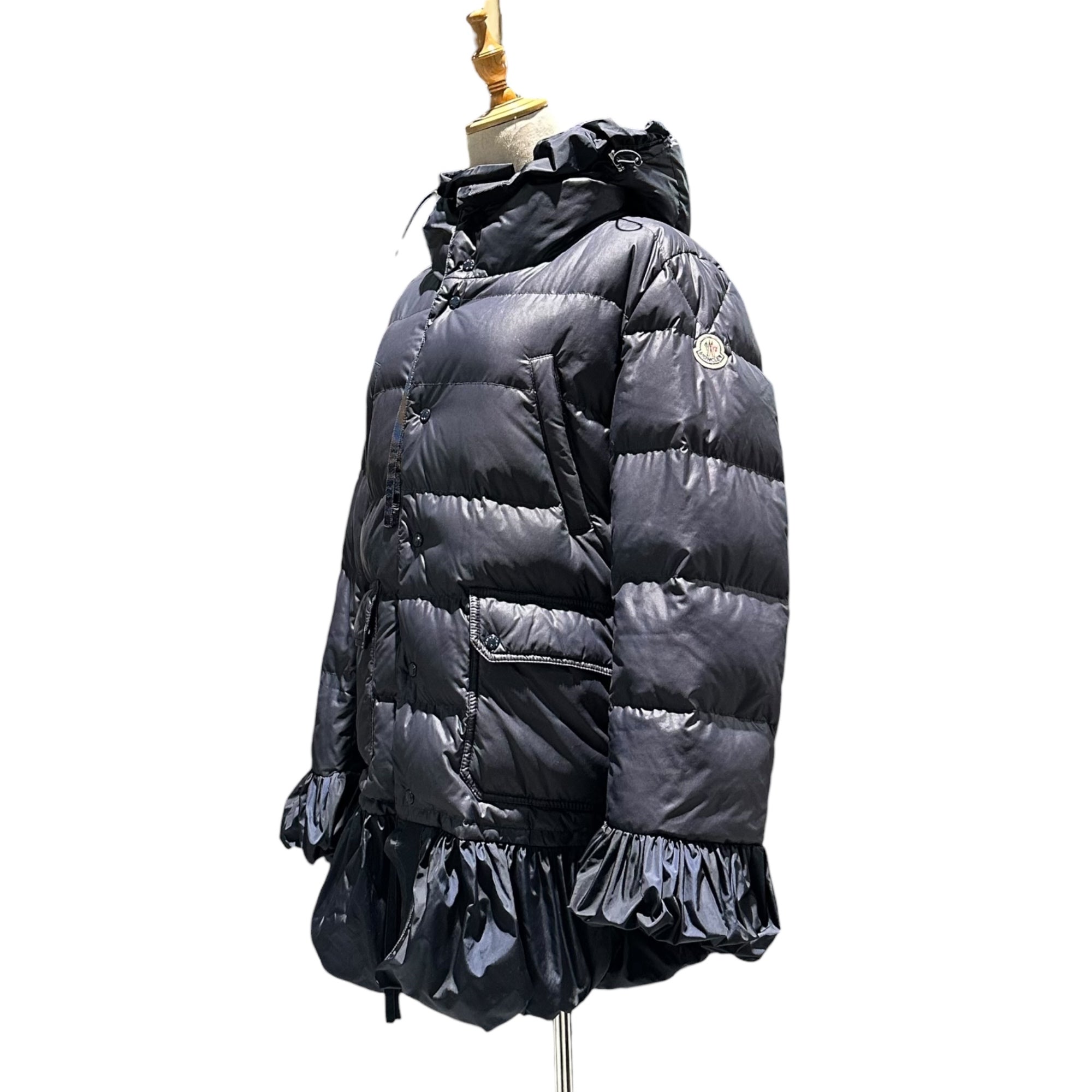 MONCLER ネイビー すそフリルジャンパー MONCLER（フリル ・ ナイロンジャケット）のフリマアイテム一覧