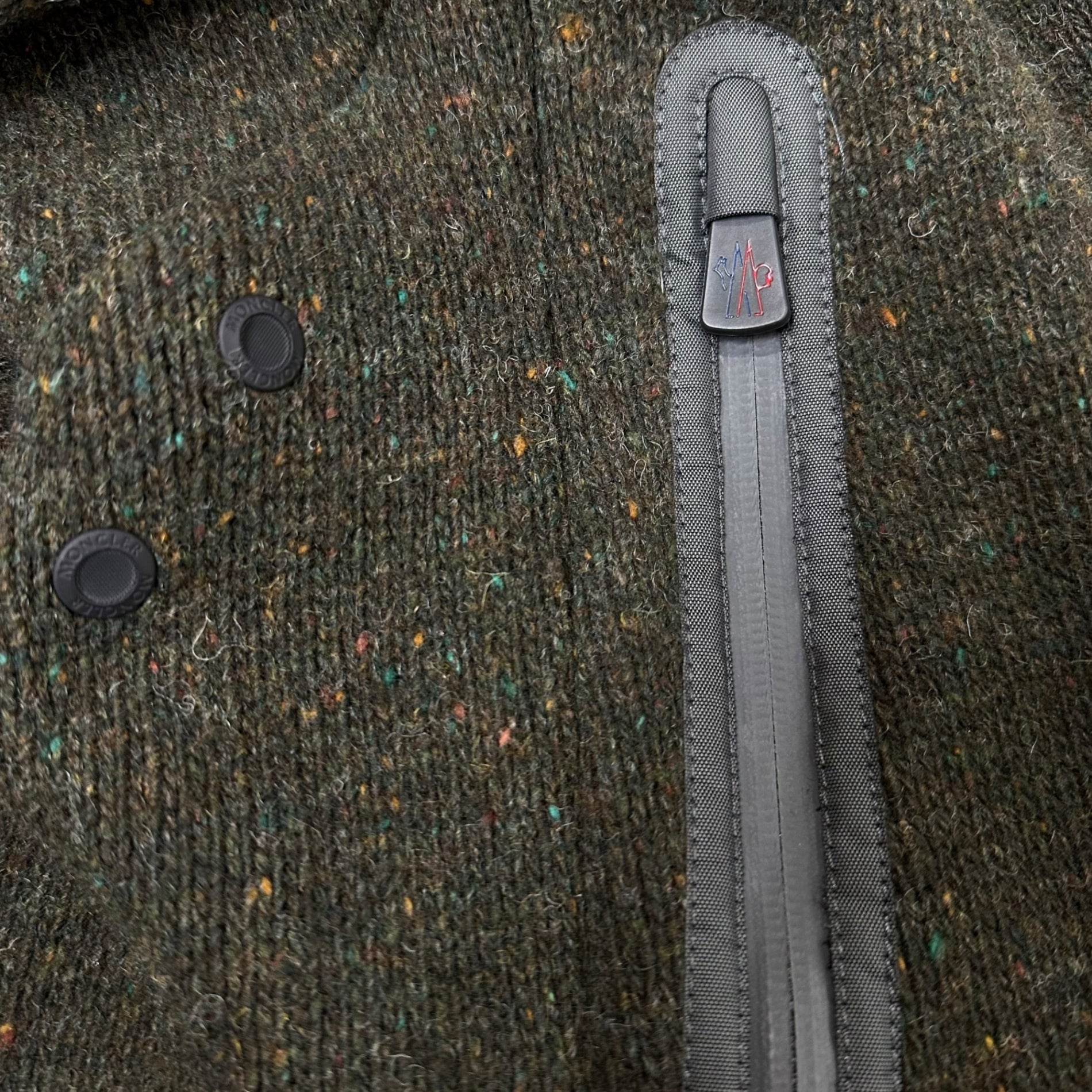 MONCLER(モンクレール) Grenoble Romerstein Men Hooded グルノーブル ウール ナイロン フーデット ジャケット 320974107485 1(S程度) オリーブ×グレー フリース ニット モンクレールジャパン