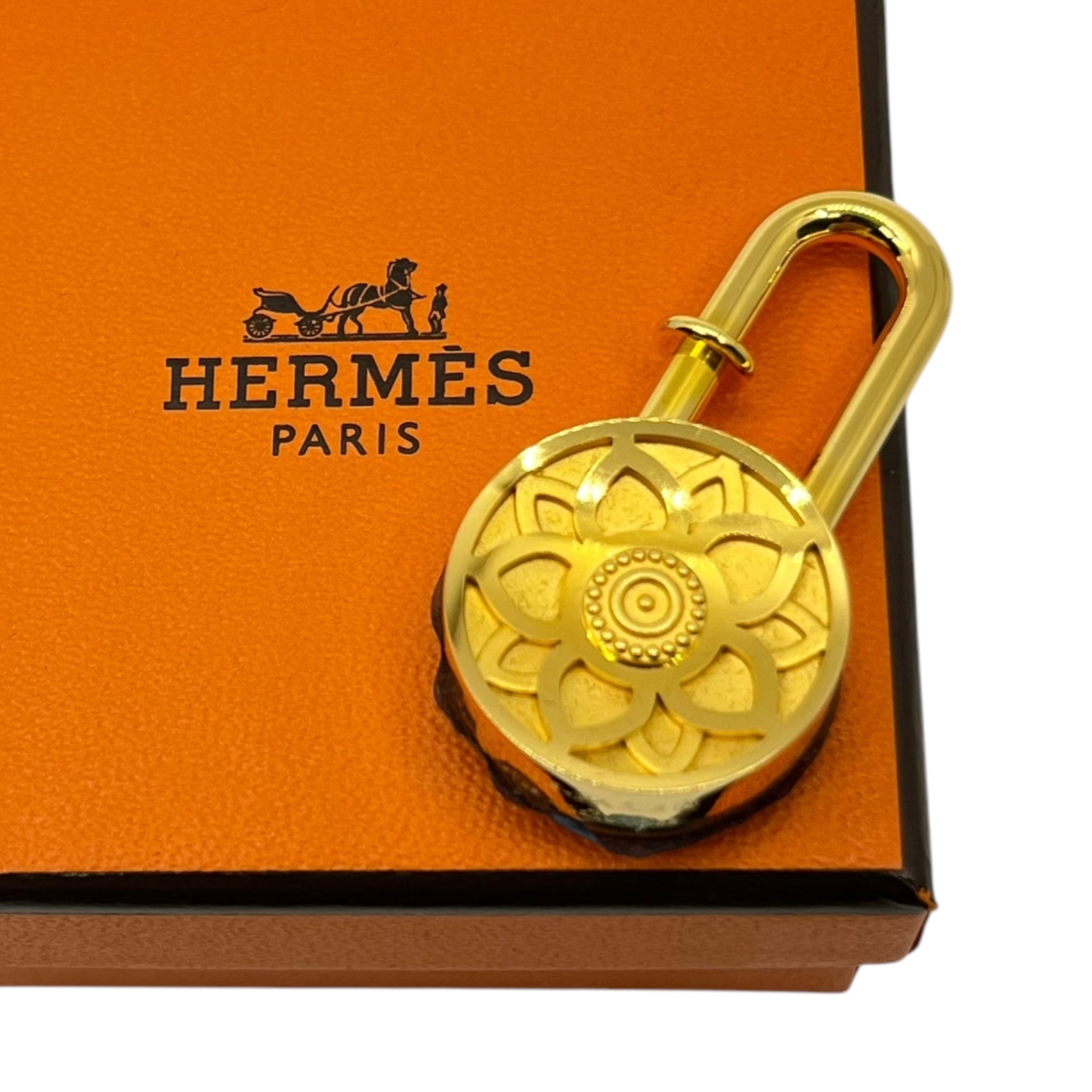 HERMES(エルメス) 2008年限定 lotus flower cadena charm 蓮の花 カデナ チャーム 年間テーマ  「Fantaisies Indiennes」 魅惑のインド ゴールド 箱付 ペンダントトップにも