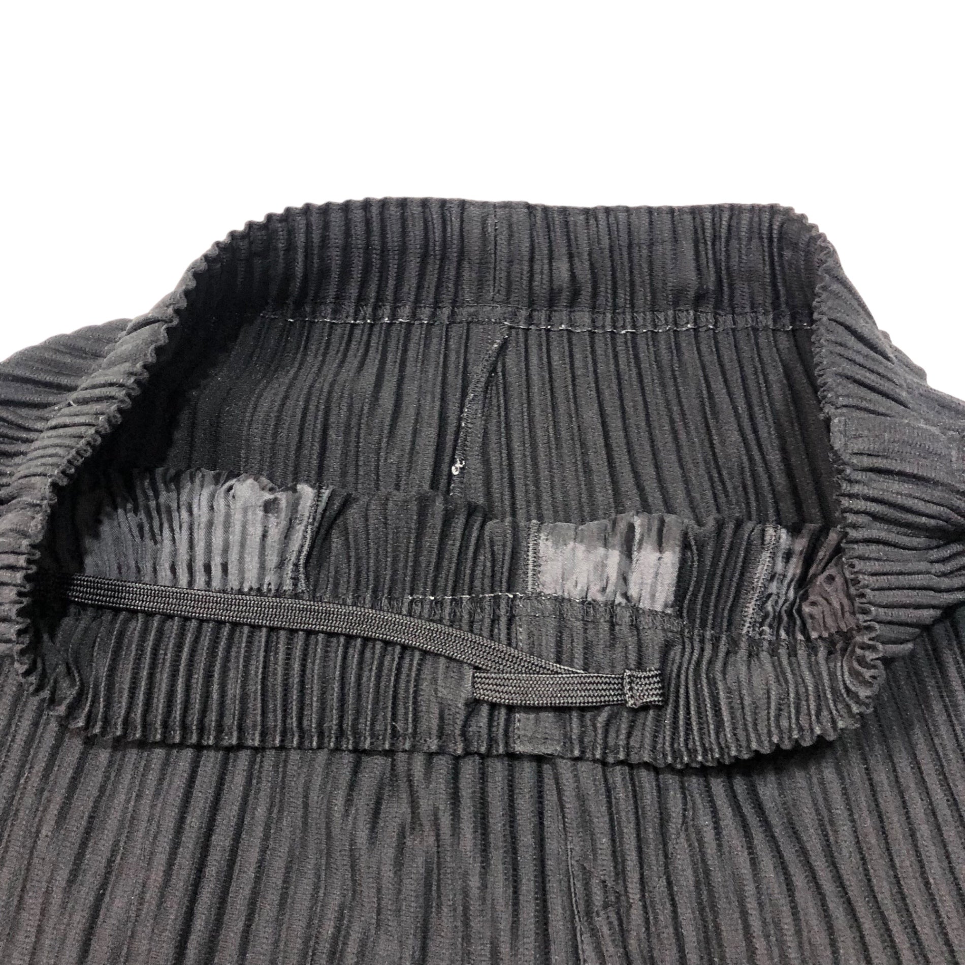 HOMME PLISSE ISSEY MIYAKE(オムプリッセイッセイミヤケ) BASIC pleated tapered pants ベーシック プリーツ テーパード パンツ HP55JF153 2(M) ブラック