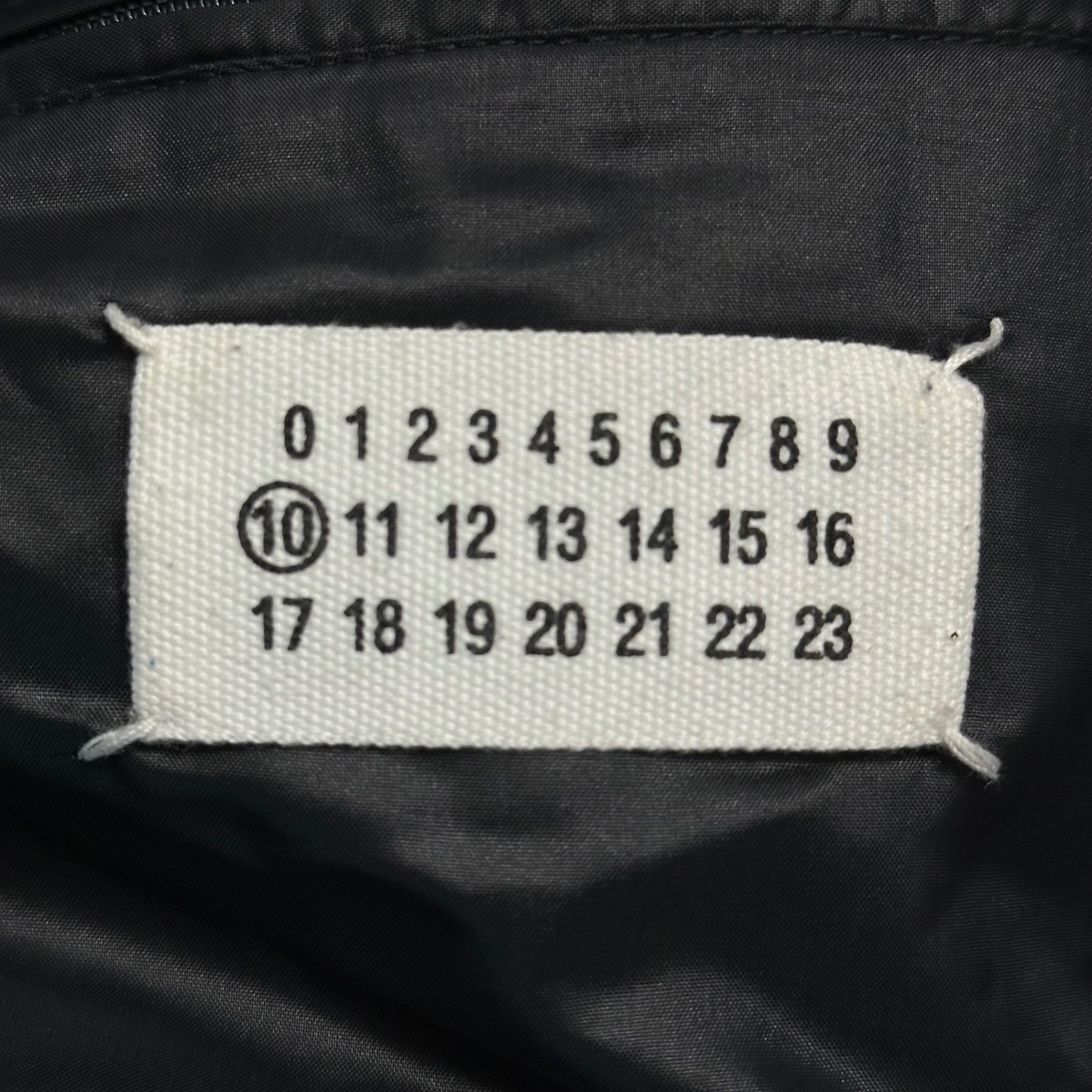 Maison Martin Margiela(メゾン マルタンマルジェラ) 08AW Archive Shiny Down Vest アーカイブ シャイニー ダウン ベスト 30 AM087 46(S) ブラック ここのえタグ 本人期 00's