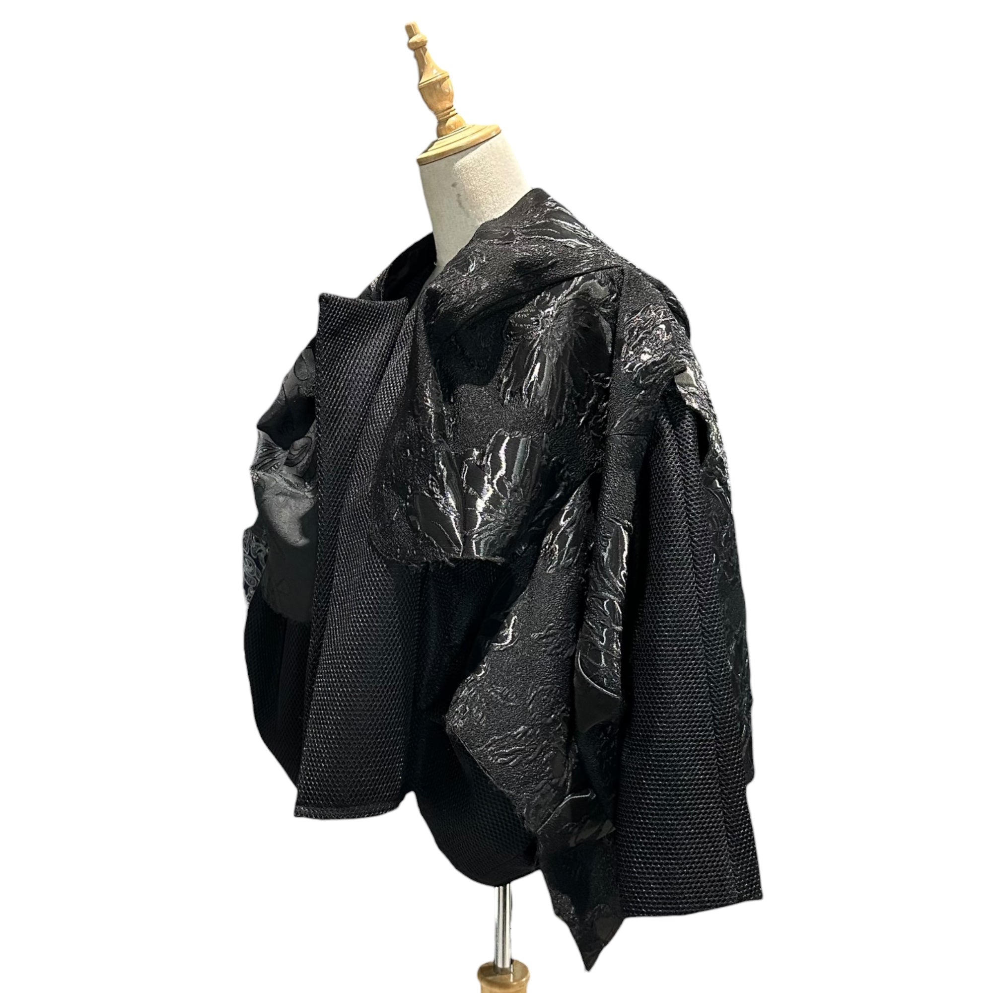 COMME des GARCONS(コムデギャルソン) 2026SS ”AFTER THE DUST” Mixed-Media Jacket アフターザダスト期 異素材 ドッキング ジャケット GQ-J010 XS ブラック AD2025 アシンメトリー クルップド ブルゾン 著名人着用