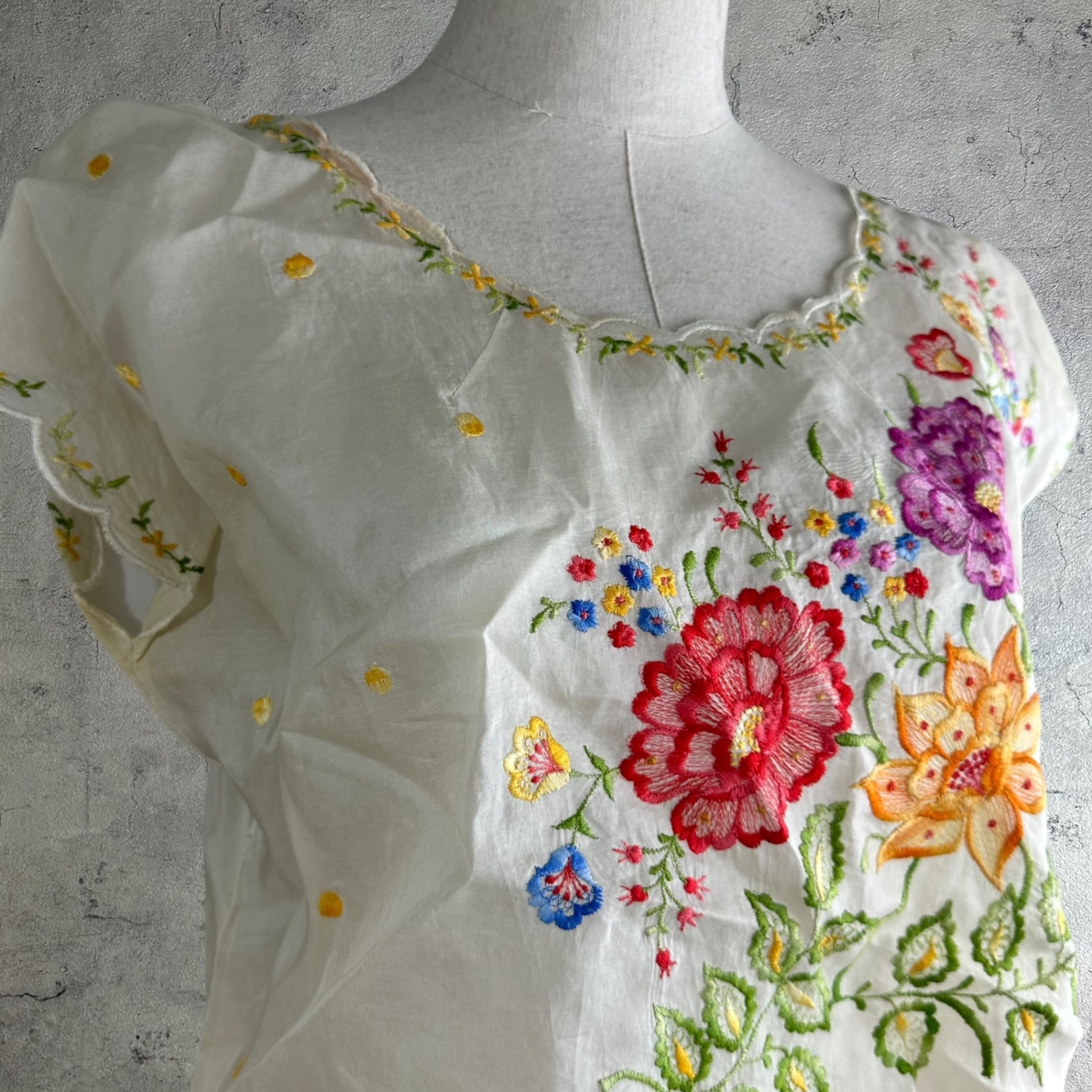 VINTAGE(ヴィンテージ) 70's~ flower embroidery short tops フラワー刺繍のフリル袖トップス ベスト M~L程度 ベージュ×マルチカラー