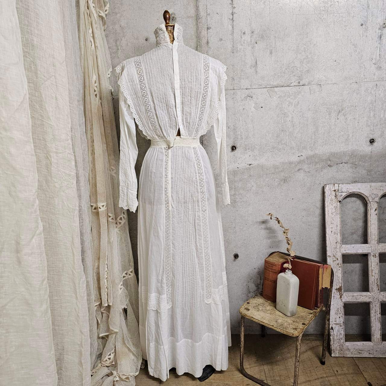 Euro antique(ヨーロッパアンティーク) 10's~Victorian cotton standcollar long onepiece コットンのスタンドカラーとレースのロング丈ドレス ワンピース ウエスト：約56cm、着丈：約135cm/各所にダメージ有 ホワイト