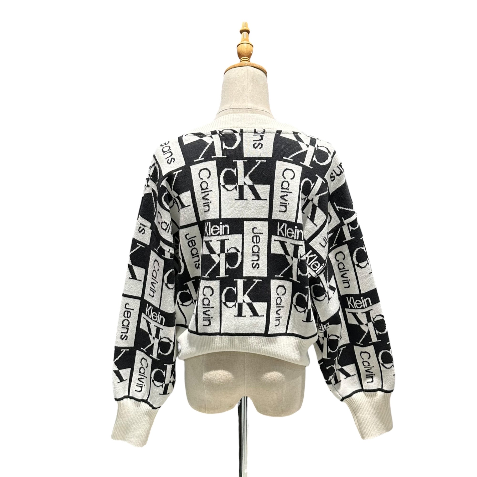 Calvin Klein Jeans(カルバンクラインジーンズ)  V-Neck Cardigan ロゴ ジャガード カーディガン J222385 S ホワイト×ブラック