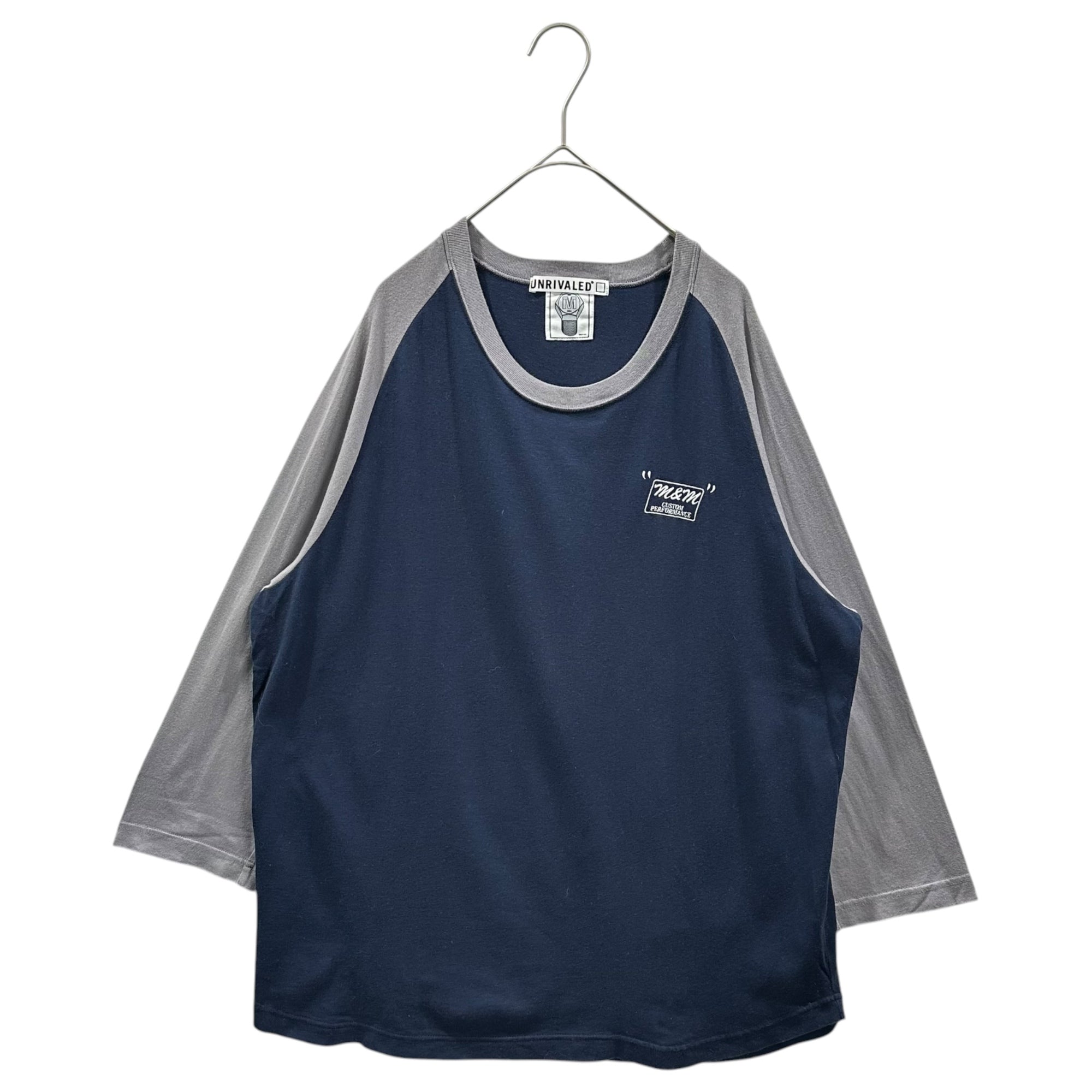 m&m CUSTOM PERFORMANCE × UNRIVALED(エムアンドエム × アンライバルド) Chest Logo Backster Crewneck T-Shirt 胸ロゴ バックスター 半袖 Tシャツ M ネイビー×グレー