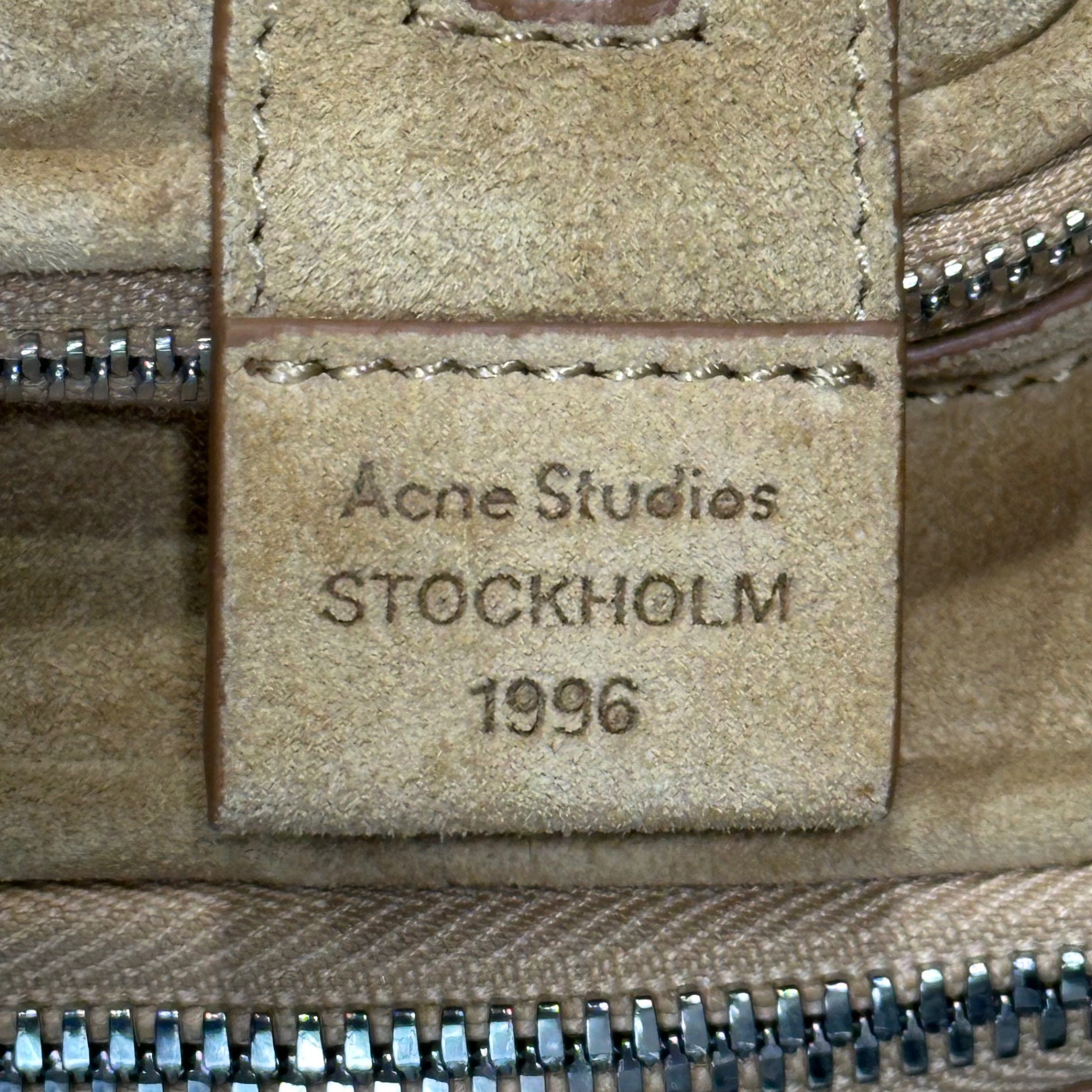 Acne Studios(アクネストゥディオズ) Camero Hotel Suede カメロ ホテル スウェード A10486- ベージュ ショルダー バッグ ボストン 旅行