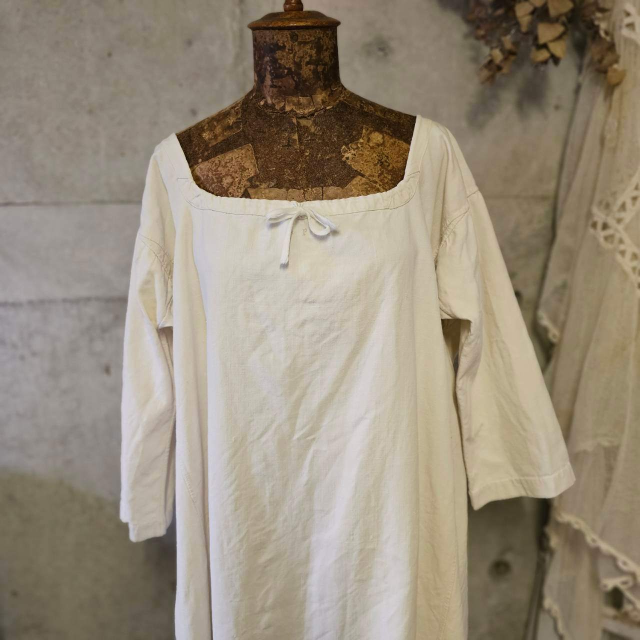 Euro antique(ヨーロッパアンティーク) france 手織りリネンとモノグラム刺繍の物語的ワンピース 表記無し(L～程度) アイボリー
