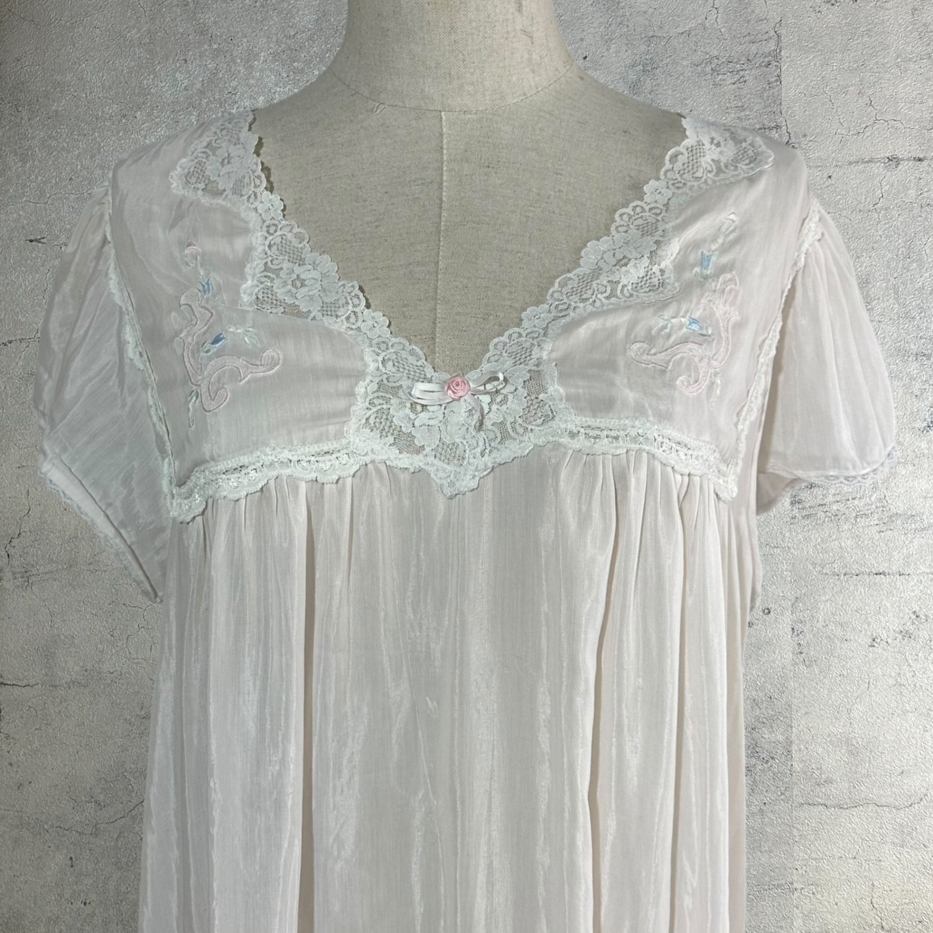VINTAGE(ヴィンテージ) 70's nighty negligee onepiece dress with lace and embroidery 刺繍とレースの半袖ナイティドレス M~L程度 ピンク