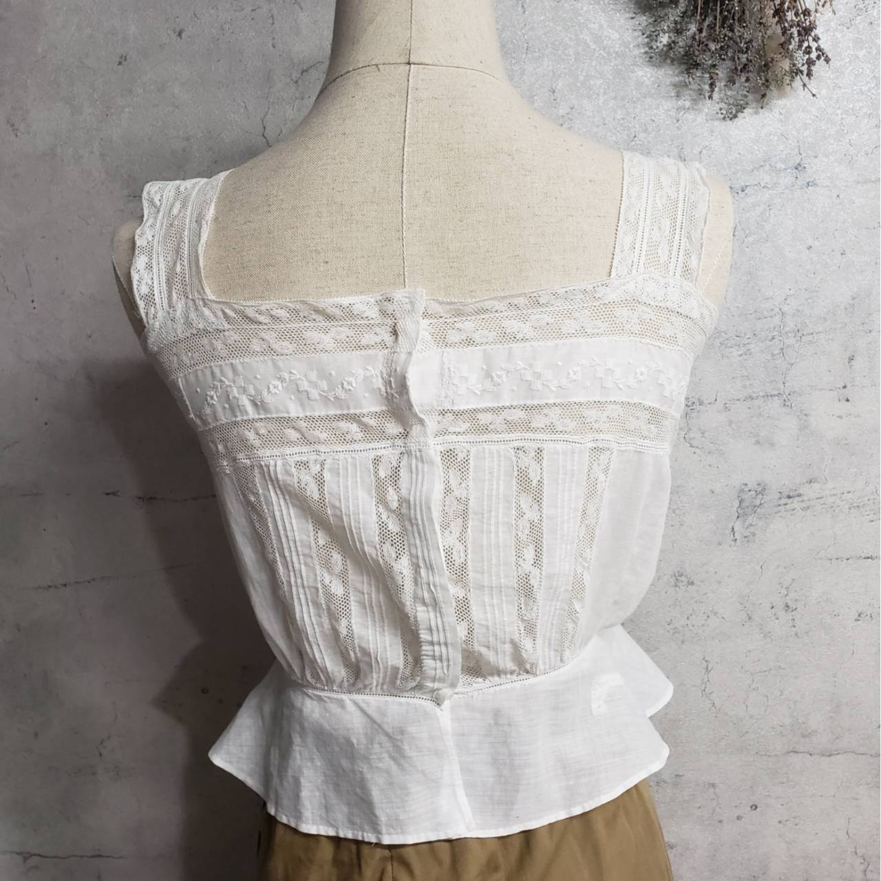 Euro Vintage(ヨーロッパヴィンテージ) Kasane_フレンチレースと刺繍を纏うキャミソール 表記なし(Mサイズ程度) ホワイト
