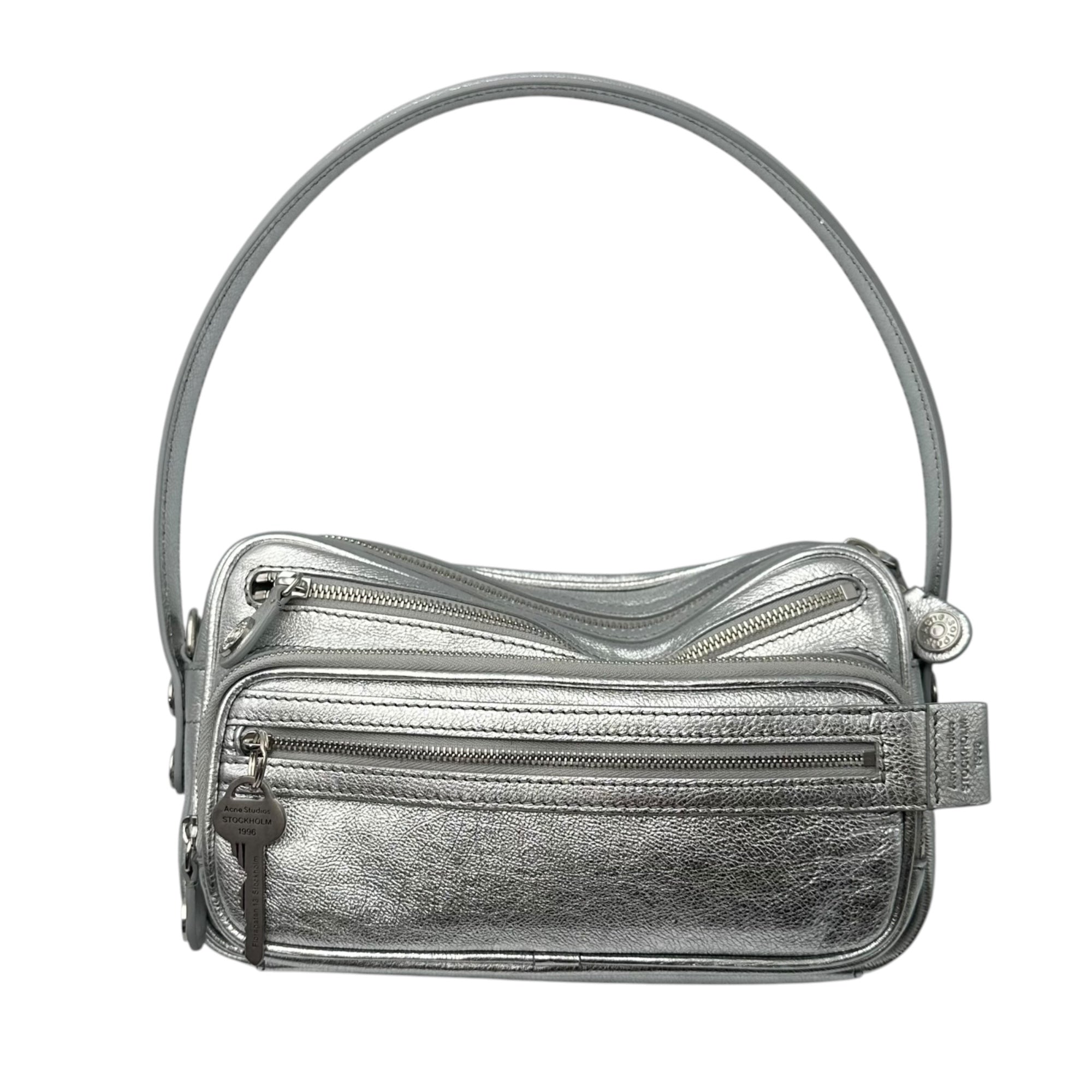 Acne Studios(アクネストゥディオズ) Camero Party Grainy Metallic カメロ パーティー グレイン メタリック A10460- シルバー 肩掛け ワンショルダー バッグ