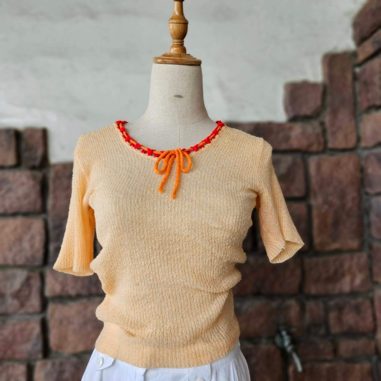 Euro vintage(ヨーロッパヴィンテージ) sherbet_70's pale orange red drawstring neckline knit top 淡いオレンジ赤の巾着ネックのニットトップス Mサイズ程度 レッド×オレンジ/アクリル