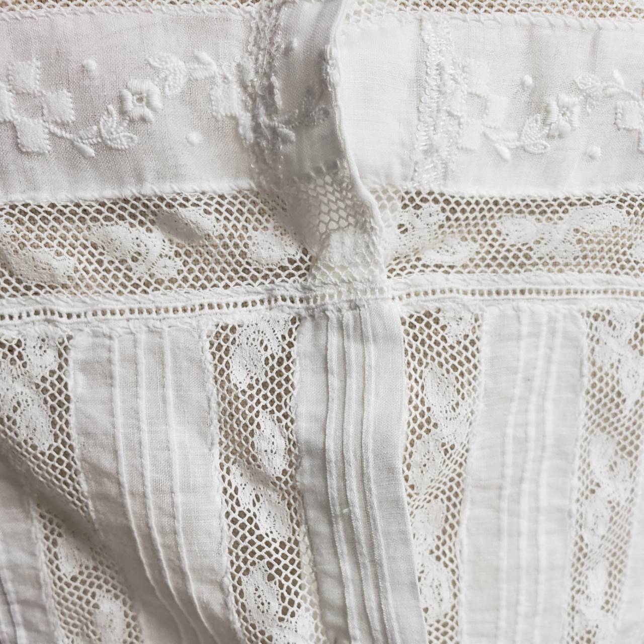 Euro Vintage(ヨーロッパヴィンテージ) Kasane_フレンチレースと刺繍を纏うキャミソール 表記なし(Mサイズ程度) ホワイト