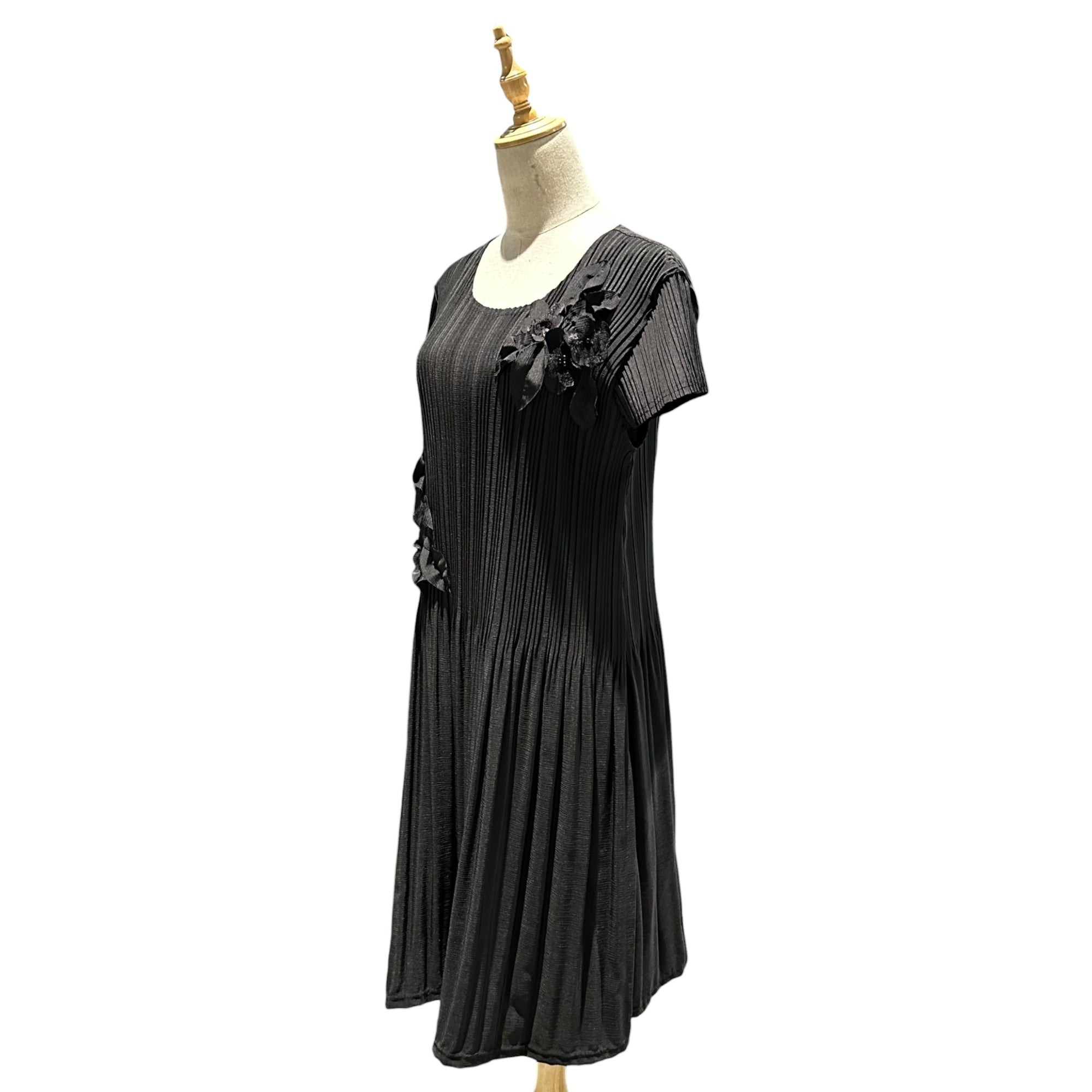 ISSEY MIYAKE(イッセイミヤケ) 2005SS Floral Corsage French Sleeves Pleated dress フラワー コサージュ フレンチスリーブ プリーツ ワンピース IF52JF047 01 ブラック 00's