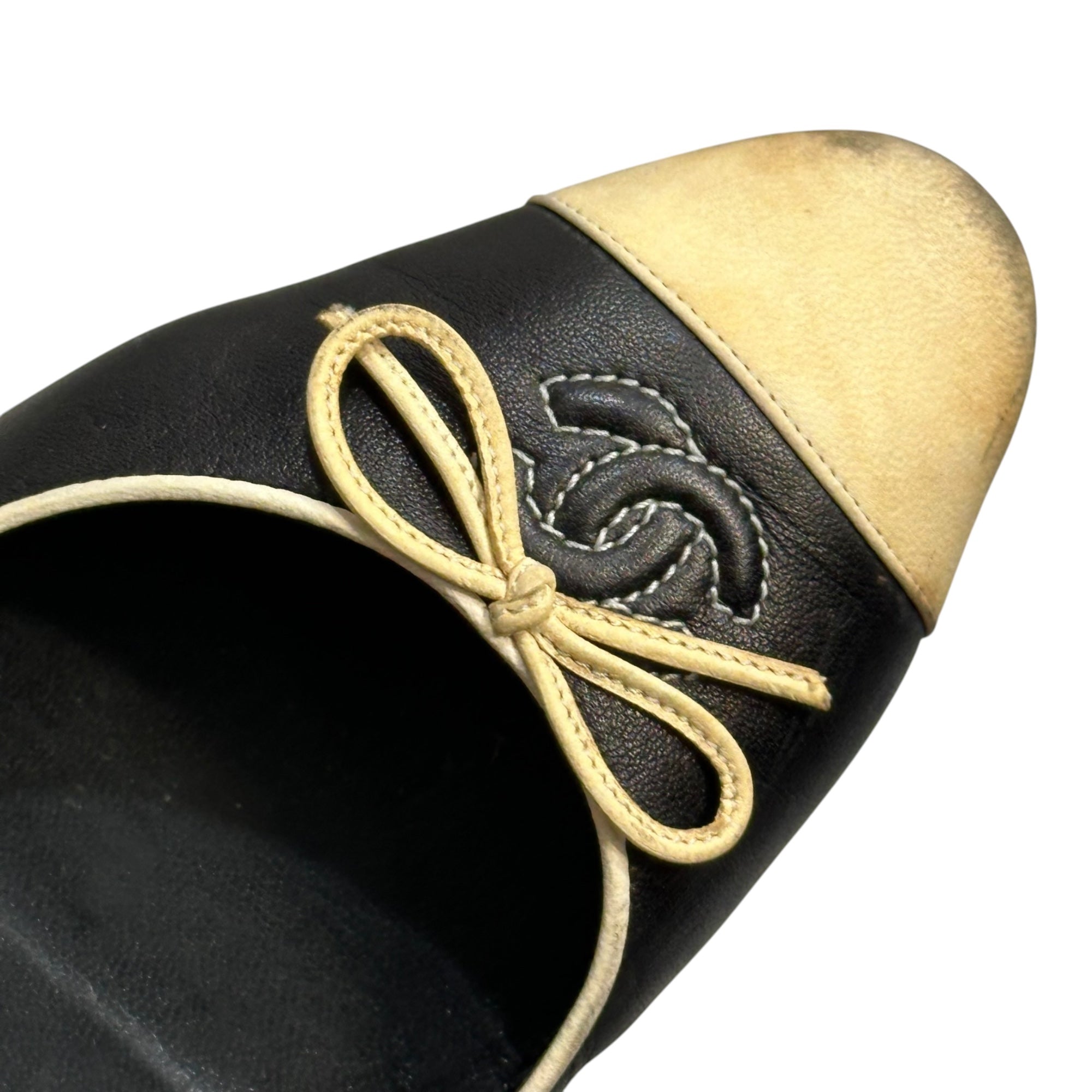 CHANEL(シャネル) Coco Stitch Two-Tone Flat Pumps ココ ステッチ バイカラー フラット パンプス 靴 37 1/2 C ブラック×アイボリー