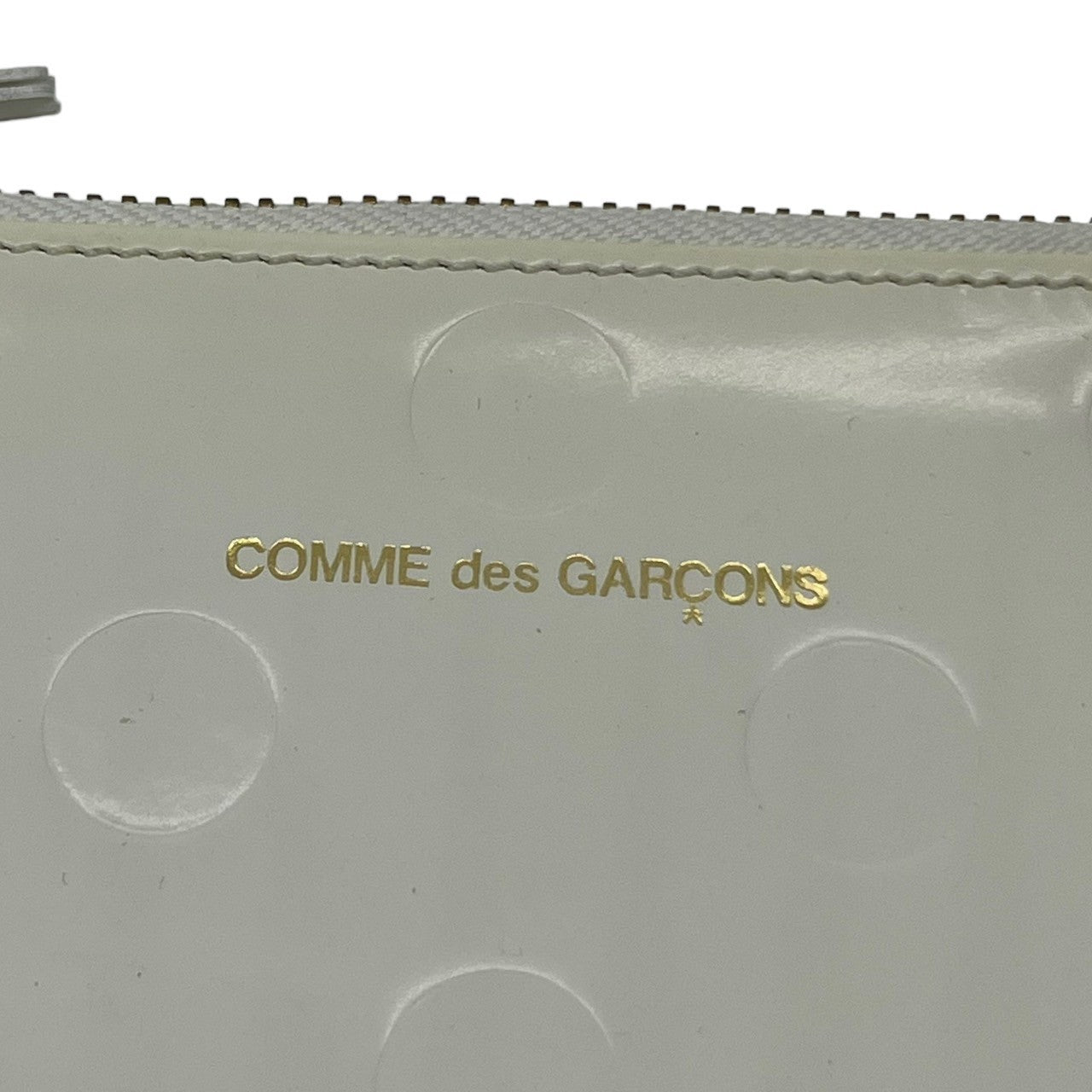 COMME des GARCONS(コムデギャルソン) テキストロゴ同色ドットポーチ オフホワイト 内側ハガレあり
