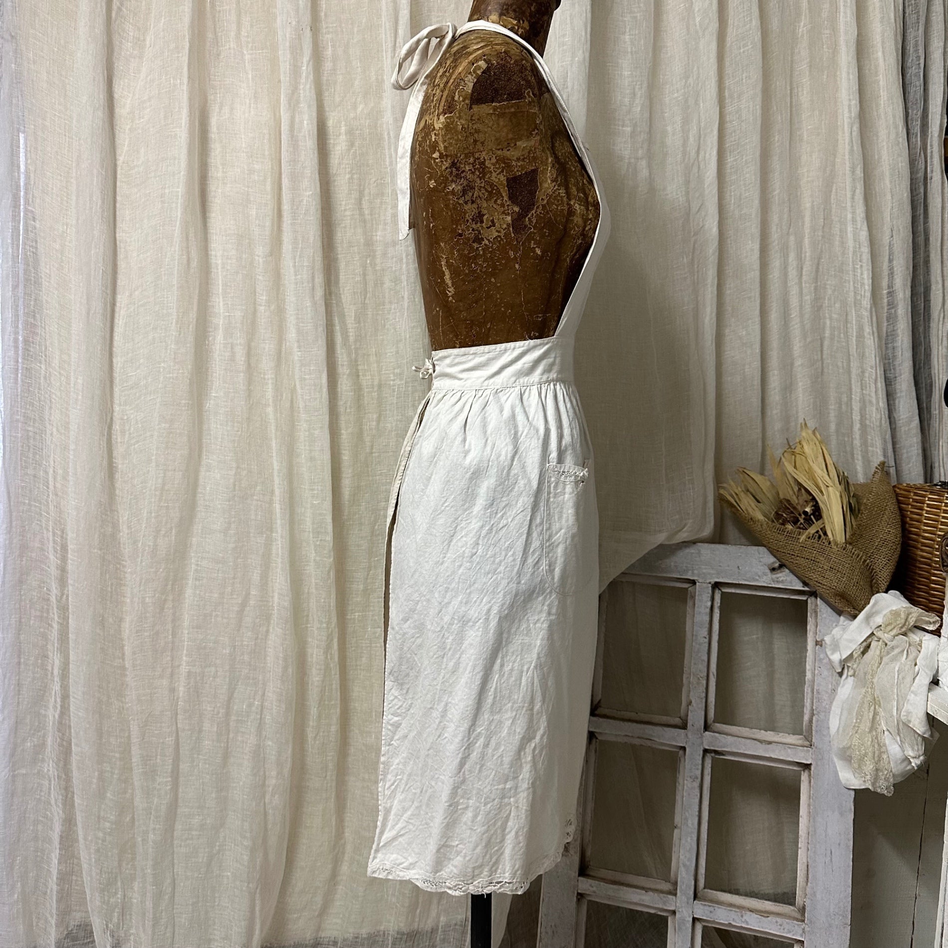 Euro antique(ヨーロッパアンティーク) antique fabric and batten lace apron アンティークファブリックとバテンレースのエプロン 未使用に近い ベビーピンク