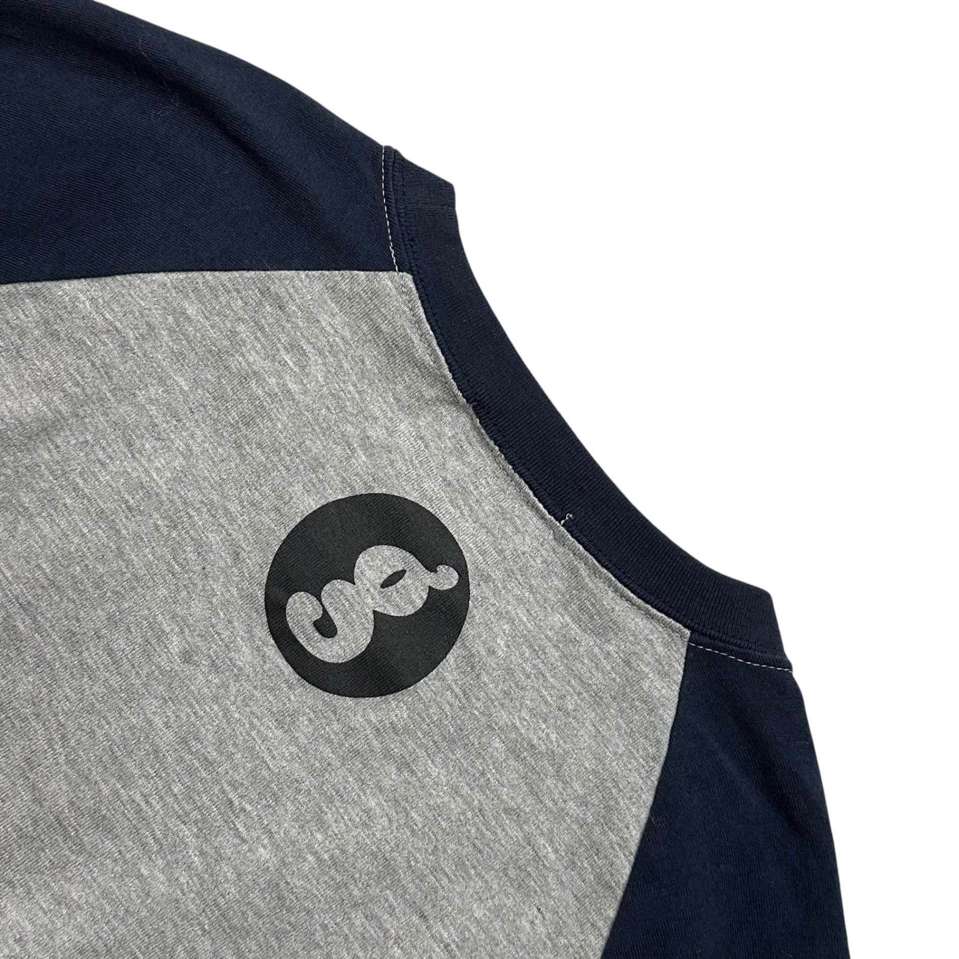 GOODENOUGH(グッドイナフ) Glam G One-Point Logo 7/8 Sleeve Raglan Cut and Sewn グラムG ワンポイント ロゴ 7分袖 ラグラン カットソー 3 ネイビー×グレー