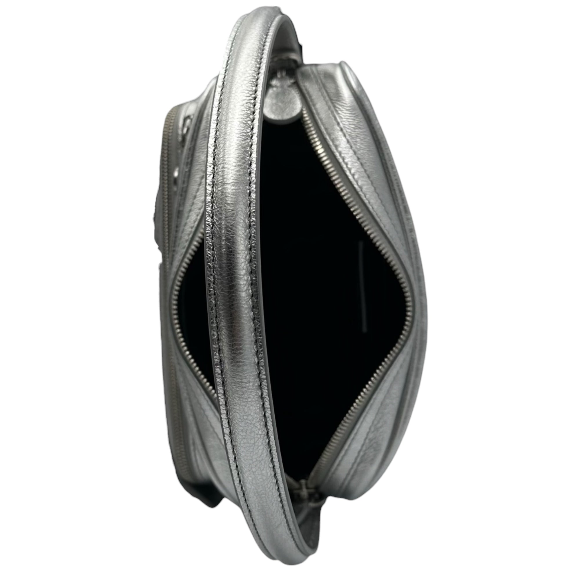 Acne Studios(アクネストゥディオズ) Camero Party Grainy Metallic カメロ パーティー グレイン メタリック A10460- シルバー 肩掛け ワンショルダー バッグ