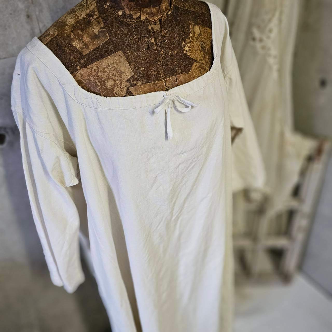 Euro antique(ヨーロッパアンティーク) france 手織りリネンとモノグラム刺繍の物語的ワンピース 表記無し(L～程度) アイボリー