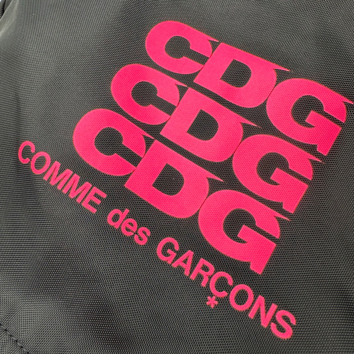 CDG COMME des GARCONS(シーディージーコムデギャルソン) Classic Backpack Pink Logo クラシック バックパック ピンク ロゴ SZ-K-026 ブラック×ピンク バックパック 阪急梅田店限定