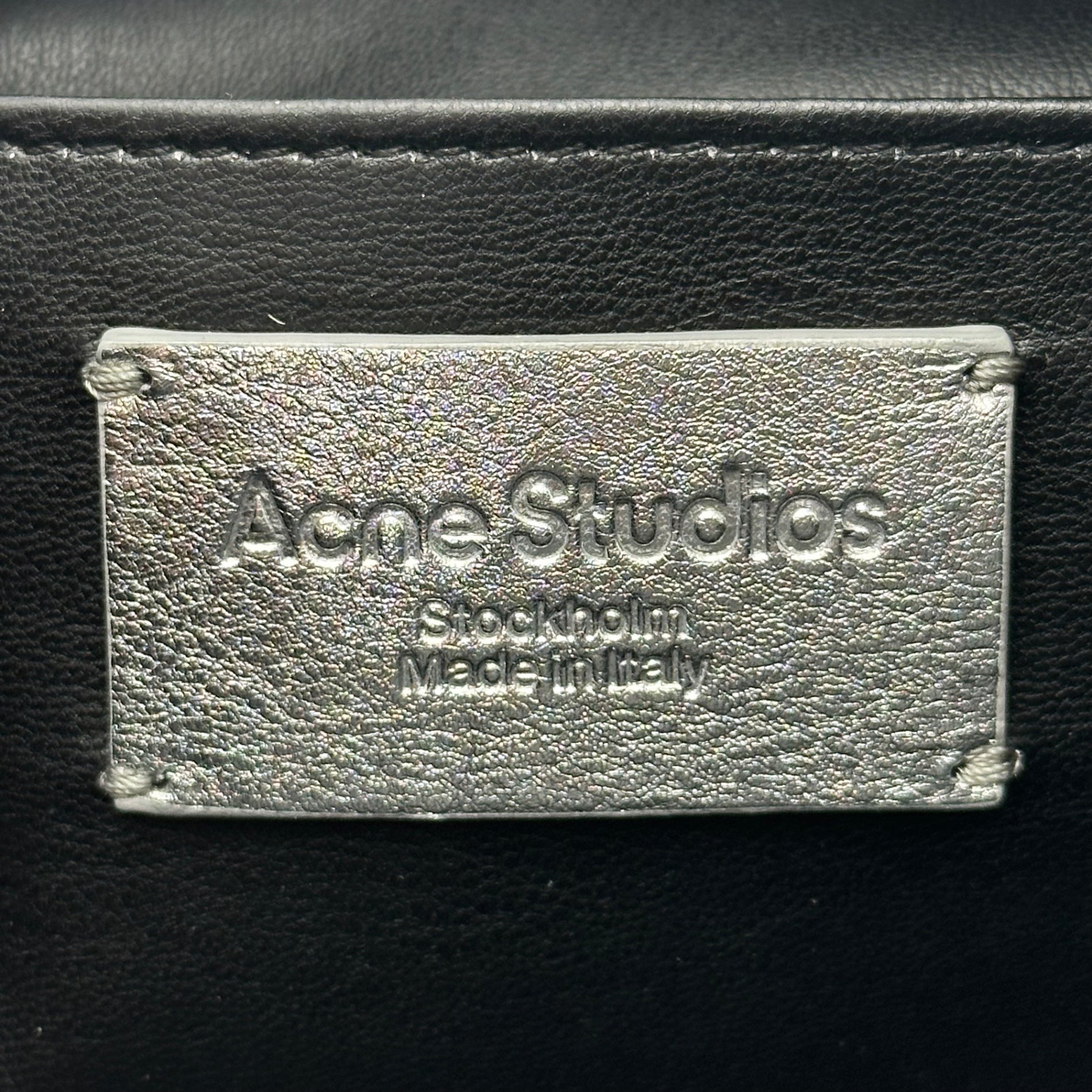Acne Studios(アクネストゥディオズ) Camero Party Grainy Metallic カメロ パーティー グレイン メタリック A10460- シルバー 肩掛け ワンショルダー バッグ