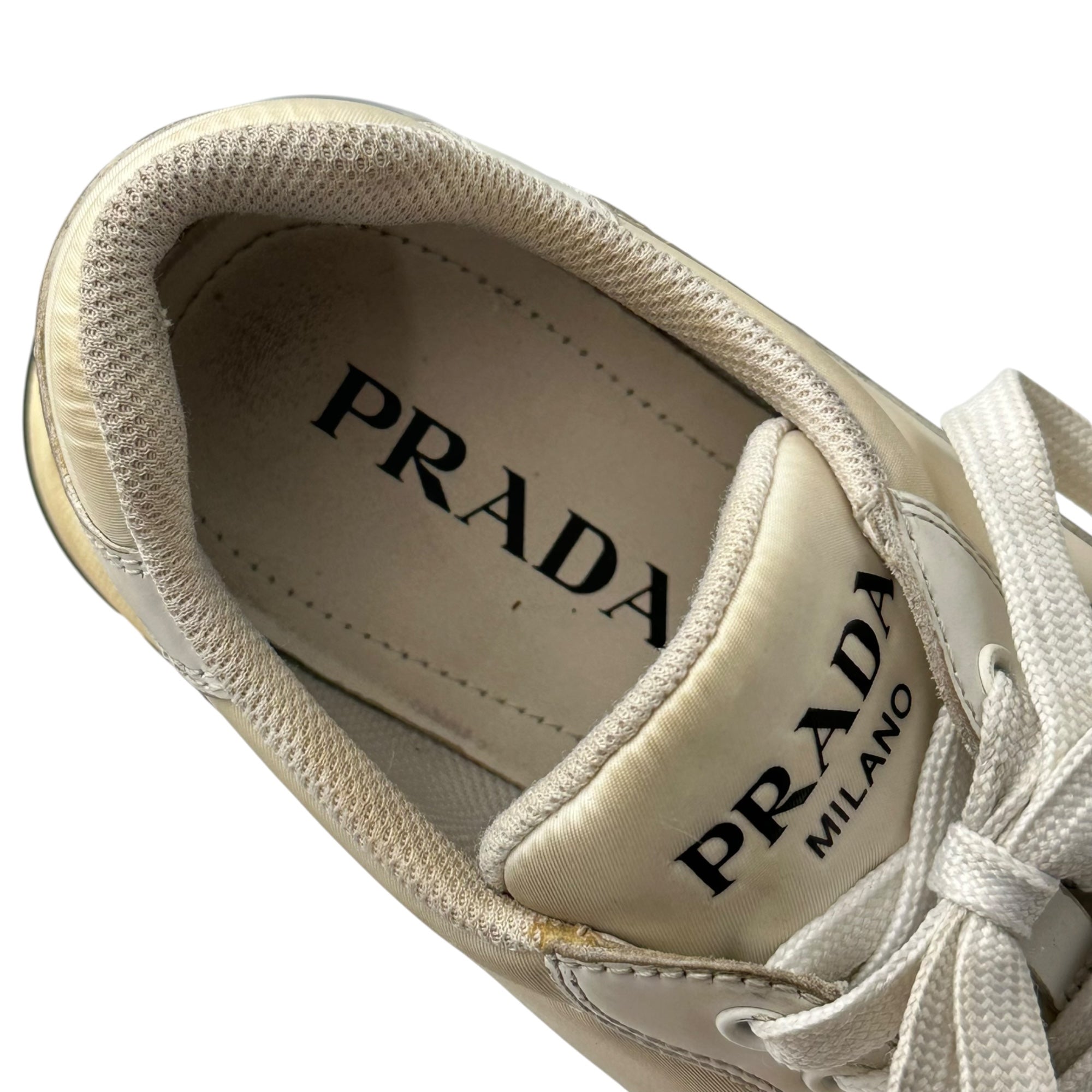 PRADA(プラダ) RE-NYLON Sneakers リナイロン トライアングル ロゴ レースアップ ローカット スニーカー 2EG 406 6 1/2(25.5cm〜26.0cm) ホワイト