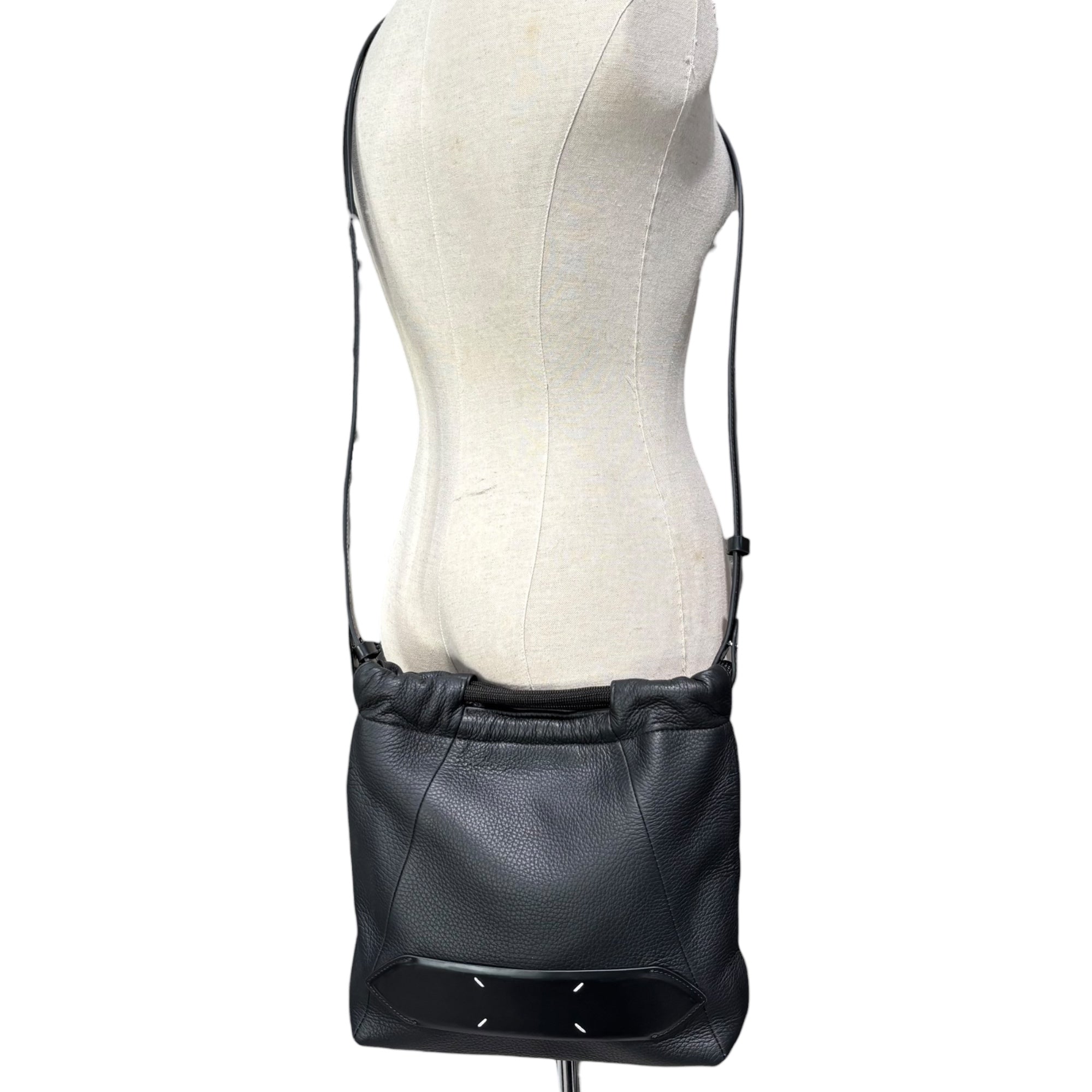 MAISON MARGIELA(メゾンマルジェラ) SOFT 5AC DRAWSTRING BAG ソフト ドローストリング レザー バッグ SB1WG0044 P4746 TB013 ブラック 2WAY ディアスキン