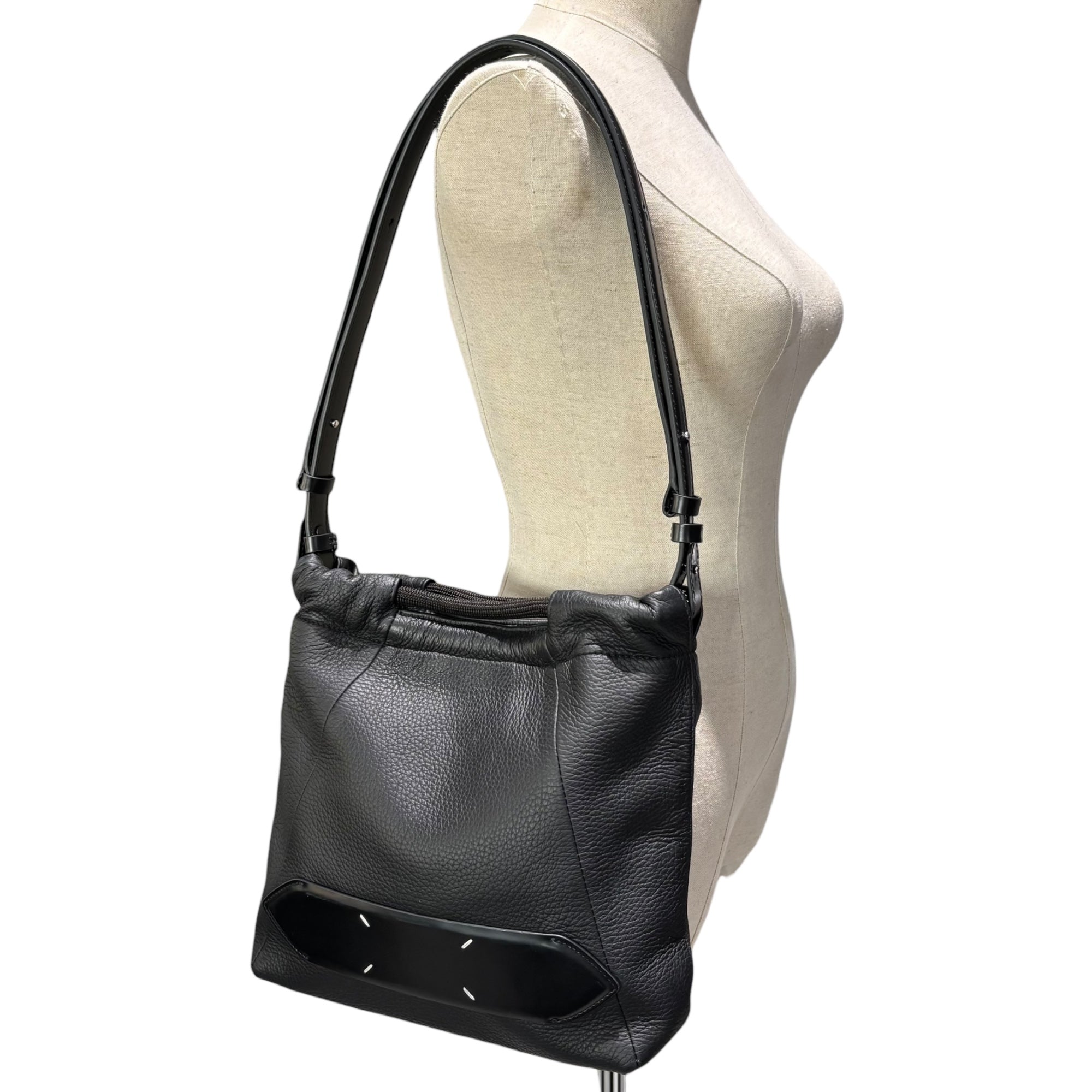 MAISON MARGIELA(メゾンマルジェラ) SOFT 5AC DRAWSTRING BAG ソフト ドローストリング レザー バッグ SB1WG0044 P4746 TB013 ブラック 2WAY ディアスキン