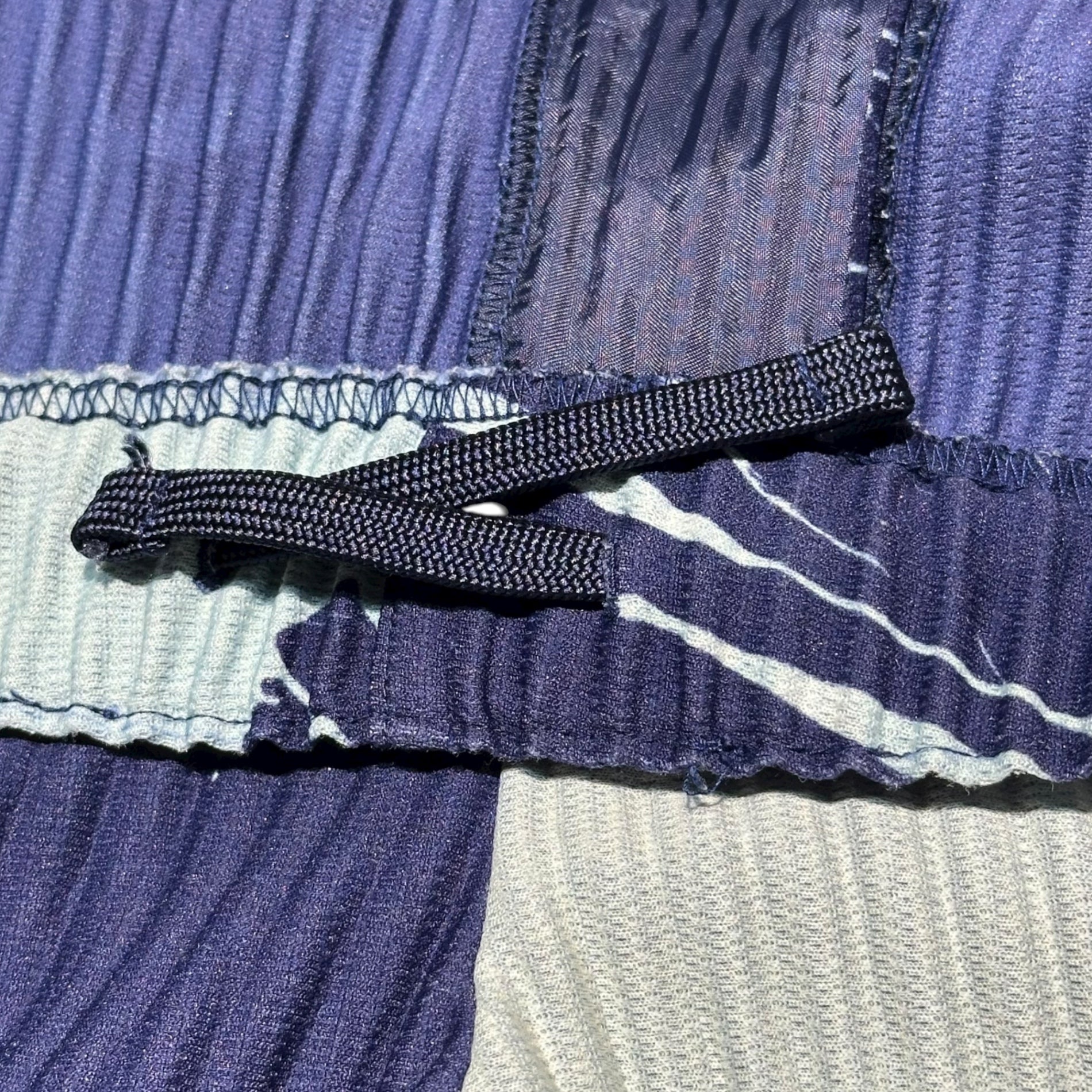 HOMME PLISSE ISSEY MIYAKE(オムプリッセイッセイミヤケ) Splash Paint Finish Pleated Tapered Slacks スプラッシュ ペイント 加工 プリーツ テーパード スラックス HP16-JF222 2(M程度) ブルー×ライトブルー