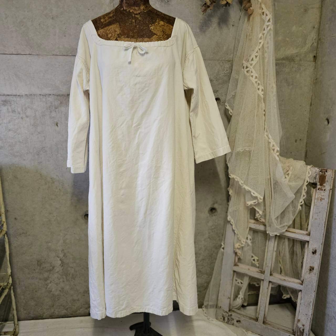 Euro antique(ヨーロッパアンティーク) france 手織りリネンとモノグラム刺繍の物語的ワンピース 表記無し(L～程度) アイボリー