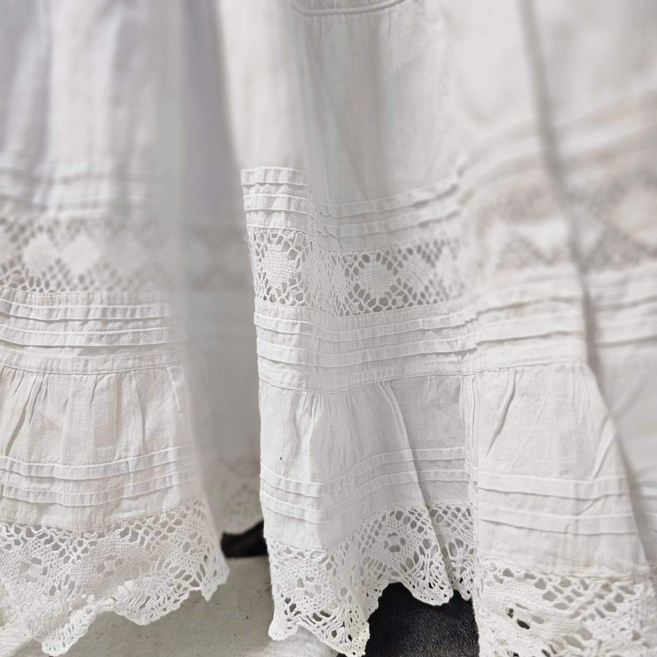 Euro antique(ヨーロッパアンティーク)  white cotton red HV initials crochet lace ruffle hem long petit coat skirt イニシャル刺繍と手仕事レース裾デザインのホワイトコットンロングスカート 表記無し(S~M程度) ホワイト about 1890∼1910's
