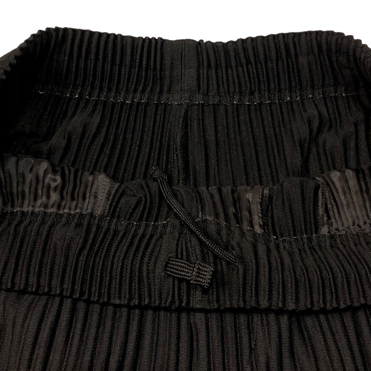 HOMME PLISSE ISSEY MIYAKE(オムプリッセイッセイミヤケ) Erased pleated tapered cropped pants 消しプリーツテーパードクロップドパンツ HP91JF103 1(S程度) ブラック 完売品