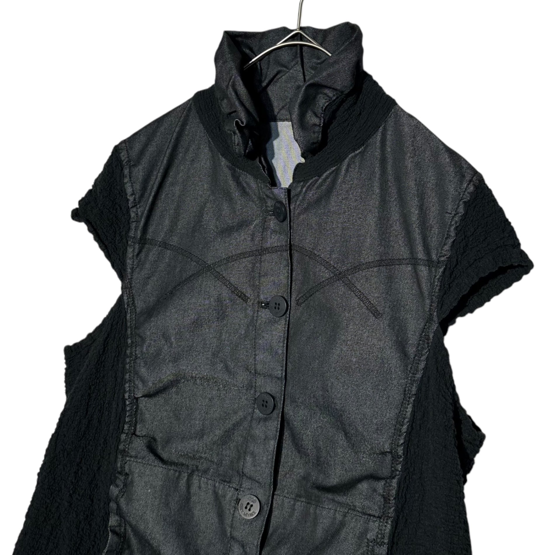 me ISSEY MIYAKE(ミーイッセイミヤケ) Side pleated denim vest サイド プリーツ 切替 デニム ベスト MI51FE292 FREE ブラック