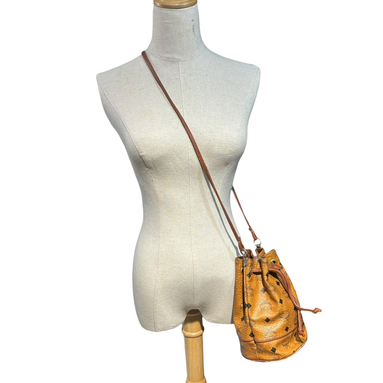 MCM(エムシーエム) Mini Drawstring Shoulder Pouch ミニ 巾着型 ショルダー ポーチ バッグ ブラウン