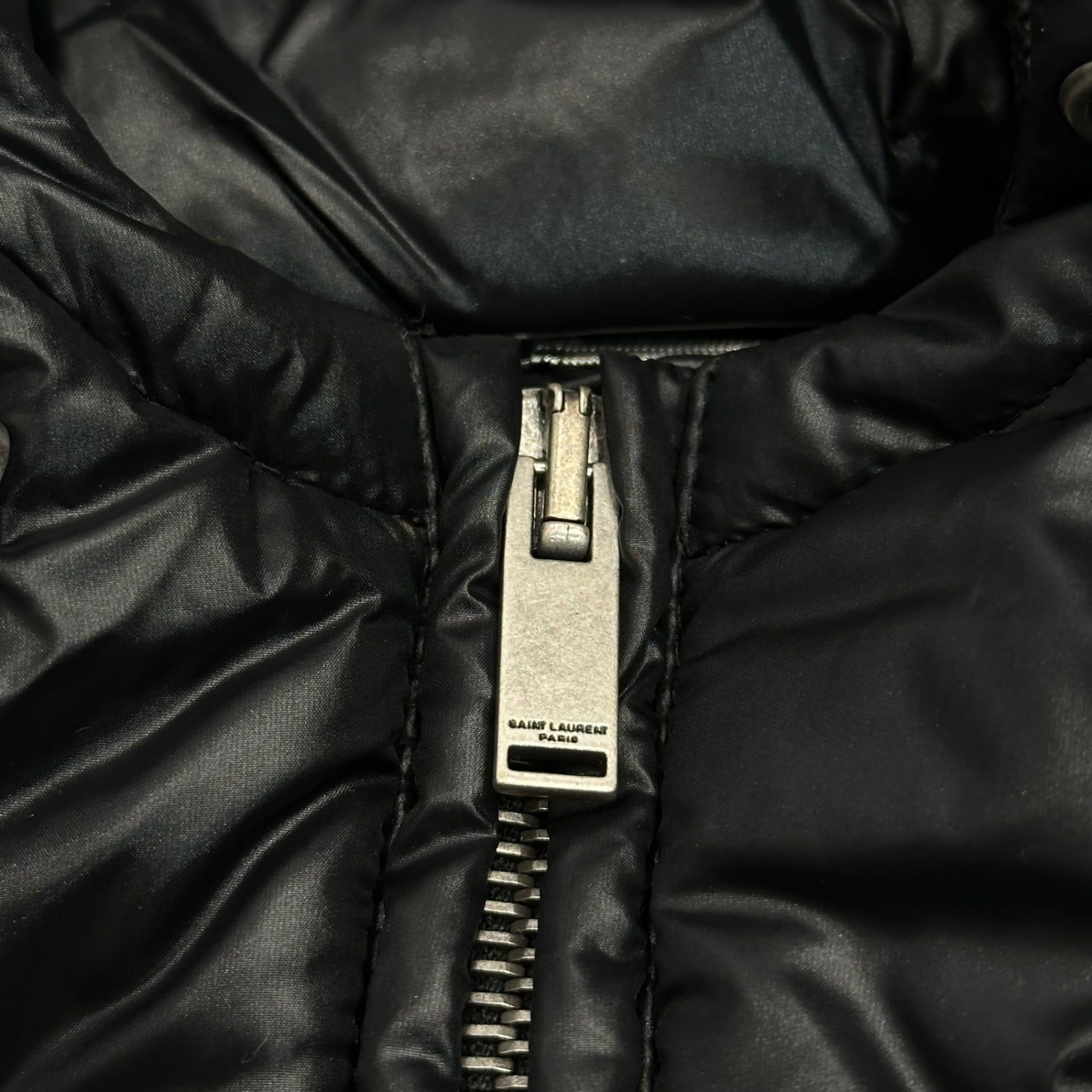 Saint Laurent(サンローラン) 23AW Cassandra Logo Padded Anorak Long Jacket  カサンドラ ロゴ パデッド アノラック ロング ジャケット YP53 2023 00023 50 ブラック M71U 758264 Y5F65 1000 2023FW 中綿