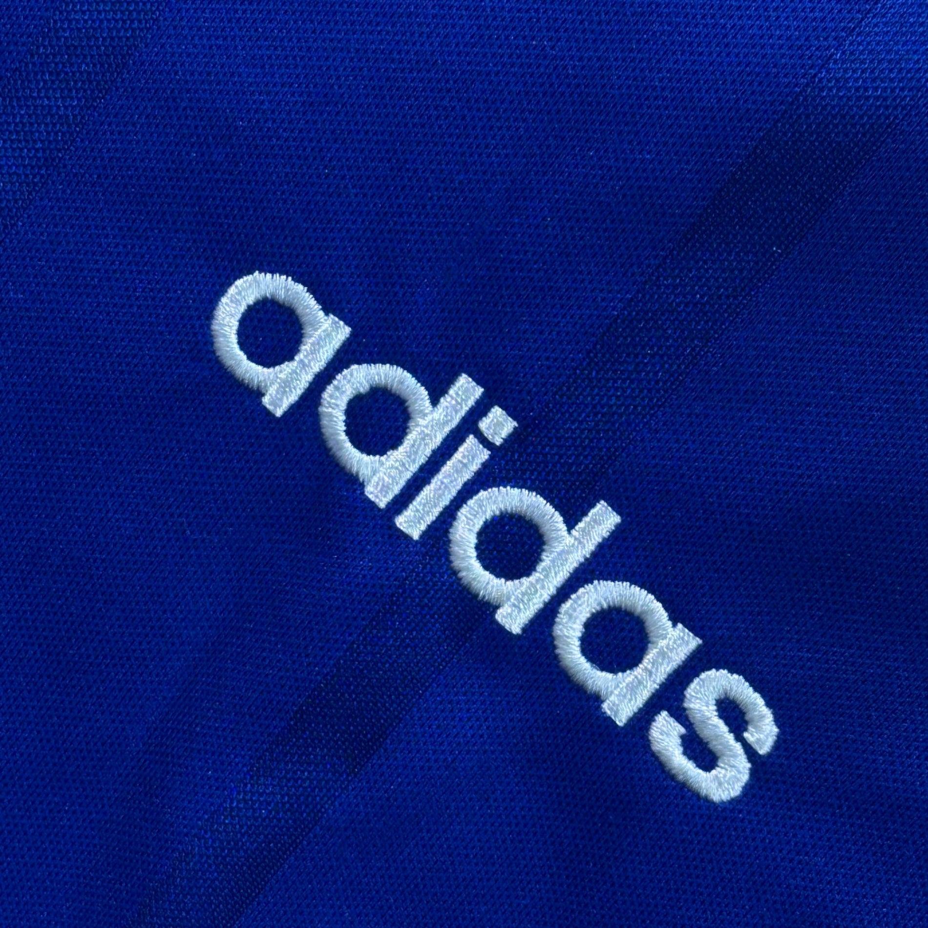 adidas(アディダス) The Joy of Johor Bahru: 1997–98 France World Cup Japan National Team Jersey ジョホールバルの歓喜 97年-98年 フランス ワールドカップ 日本代表 ジャージ AQ-2731 JASPO O トリコロール ファイヤーパターン デサント社製 トラックジャケット レプリカ品
