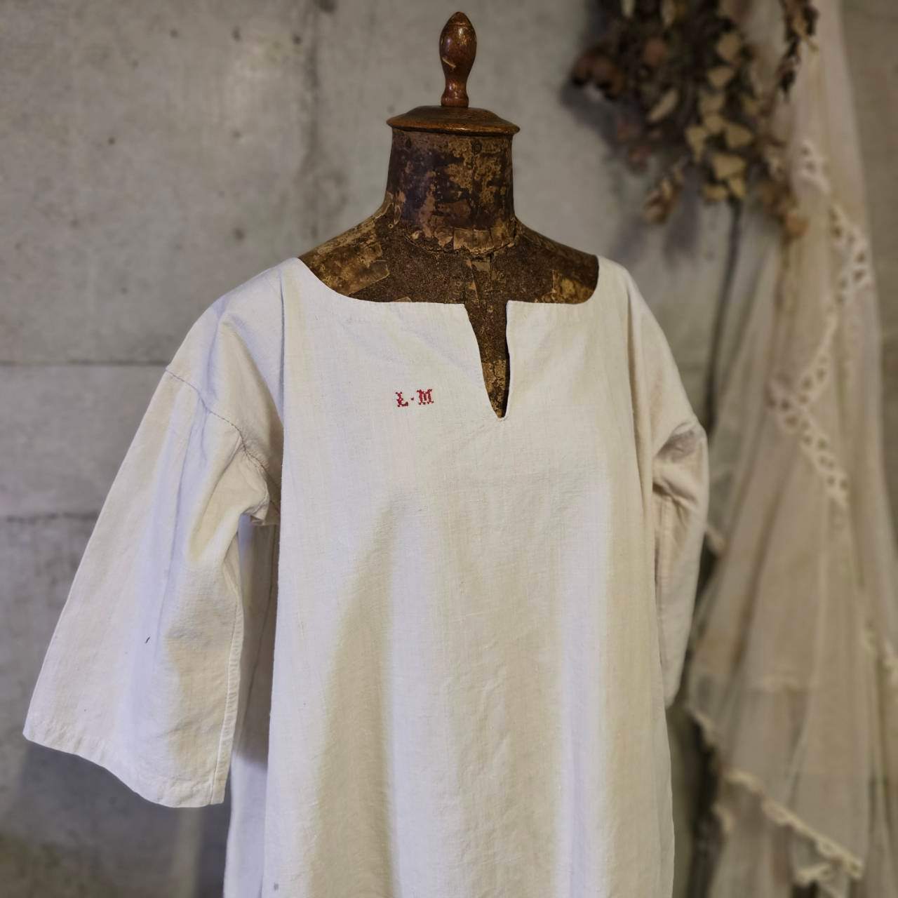 Euro antique(ヨーロッパアンティーク) france 手織りリネンとモノグラム刺繍の物語的ワンピース 表記無し(L～程度) アイボリー