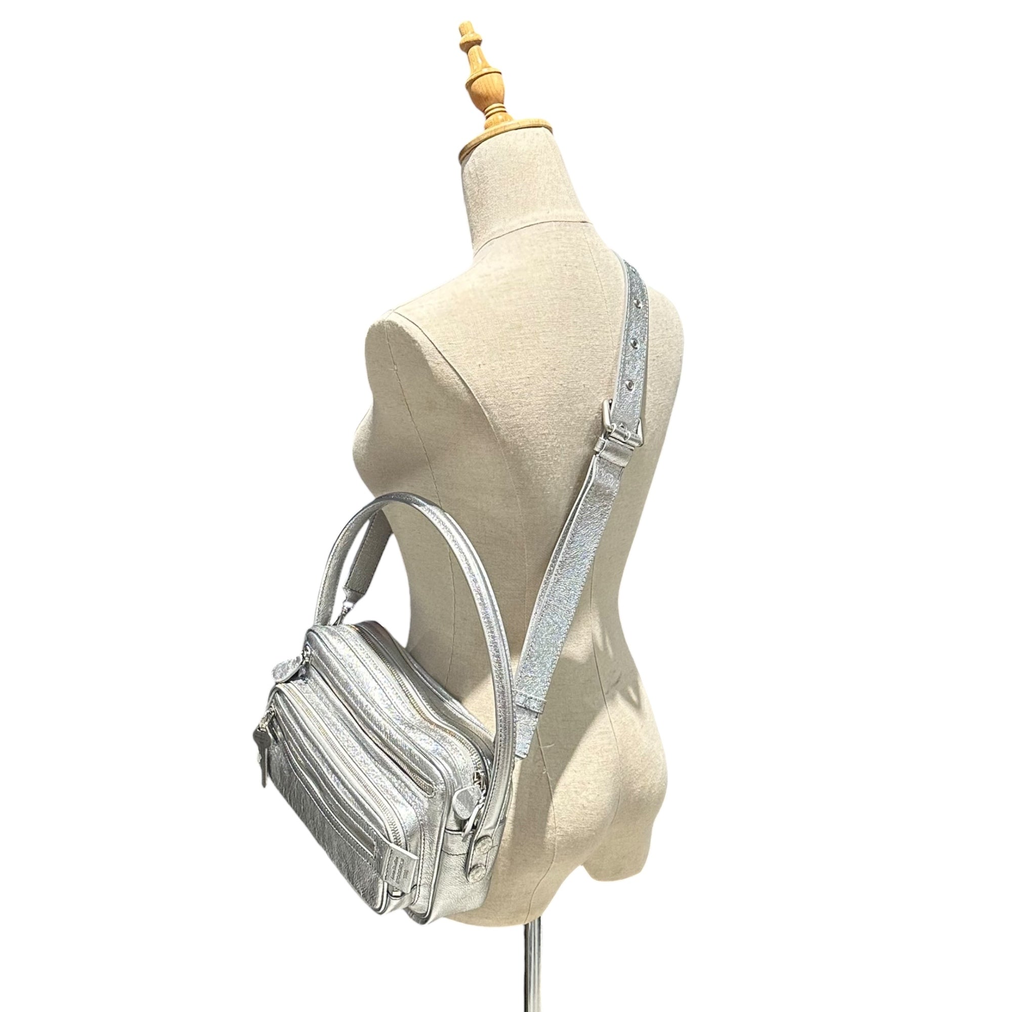Acne Studios(アクネストゥディオズ) Camero Party Grainy Metallic カメロ パーティー グレイン メタリック A10460- シルバー 肩掛け ワンショルダー バッグ