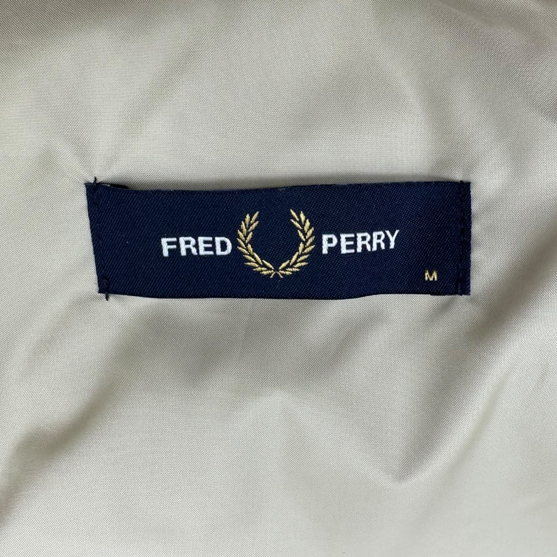 FRED PERRY(フレッドペリー) 24AW INSULATED GILET インシュレーテッド ジレ J8522 M ベージュ ロゴ 中綿 ベスト ナイロン 参考定価27,500円