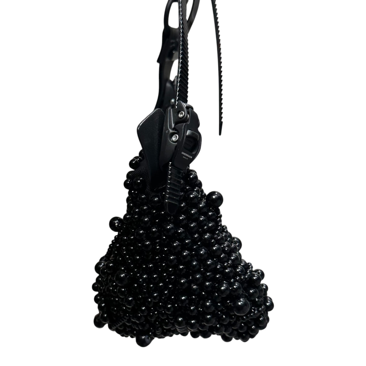 JUNYA WATANABE × INNERRAUM(ジュンヤワタナベ × インナーラム) 2025SS Pearl-Studded Half-Moon Shoulder Bag パール スタッズ ハーフムーン ショルダー バッグ JO-K203 ブラック コラボアイテム