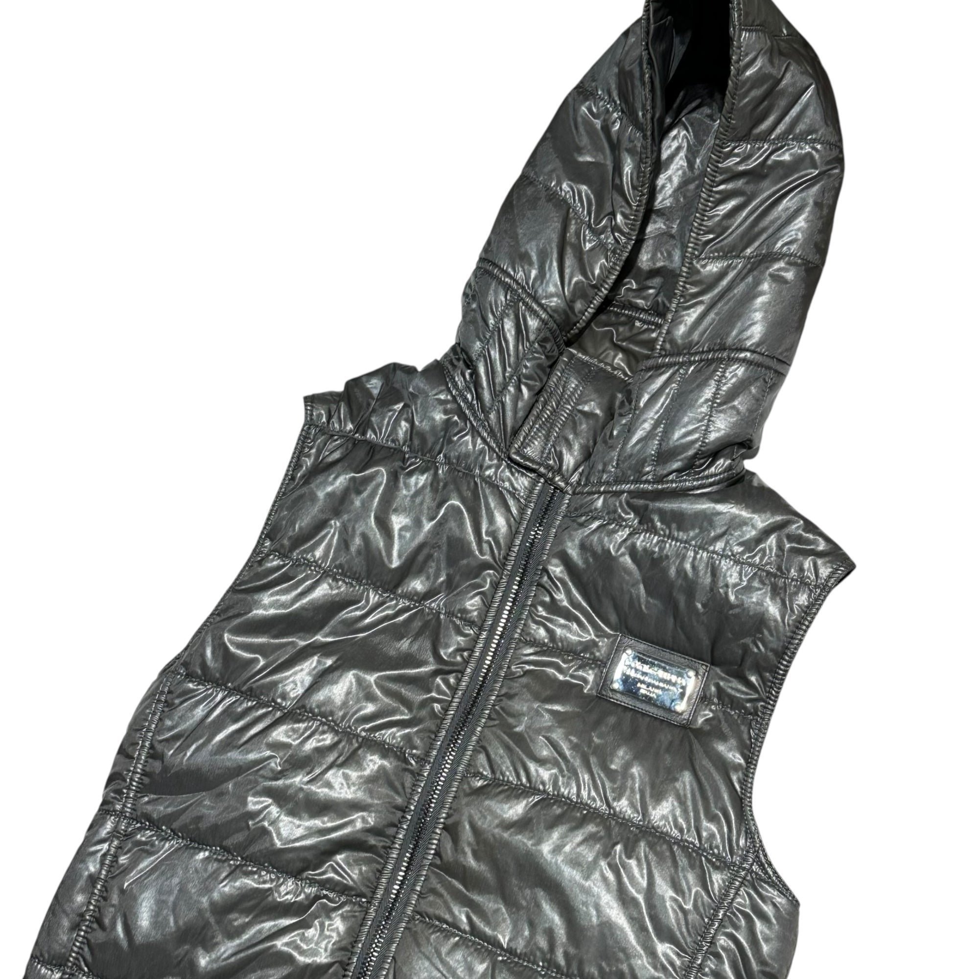 DOLCE&GABBANA(ドルチェ&ガッバーナドルガバ) Logo plate padded hooded vest ロゴプレート 中綿 フーデッド ベスト G7146T/FUMN6 46(S) カーキ