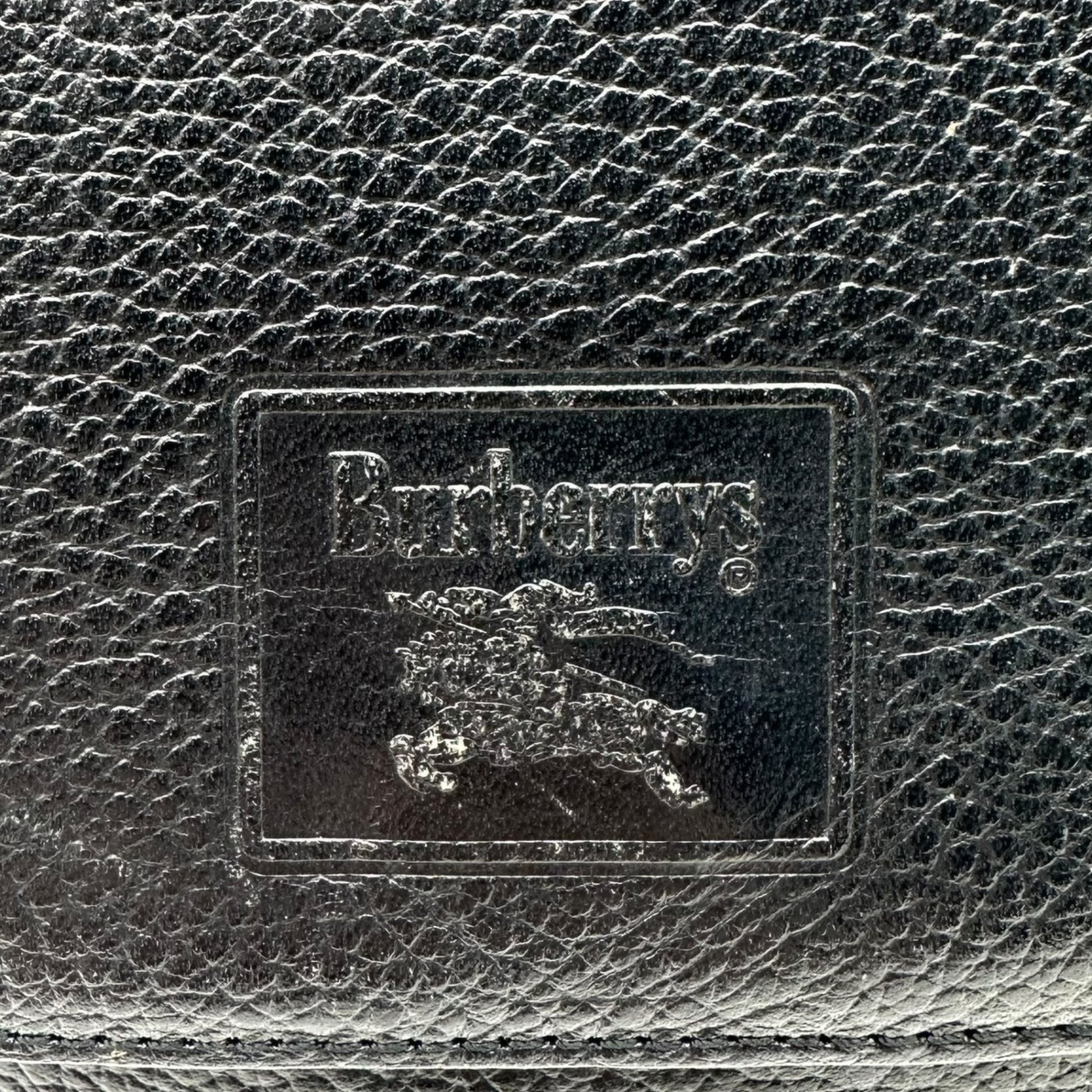 Burberry’s(バーバリーズ) Vintage NovaCheck Horse Logo Leather Shoulder Bag ヴィンテージ ノヴァチェック ホースロゴ レザー ショルダー バッグ ブラック