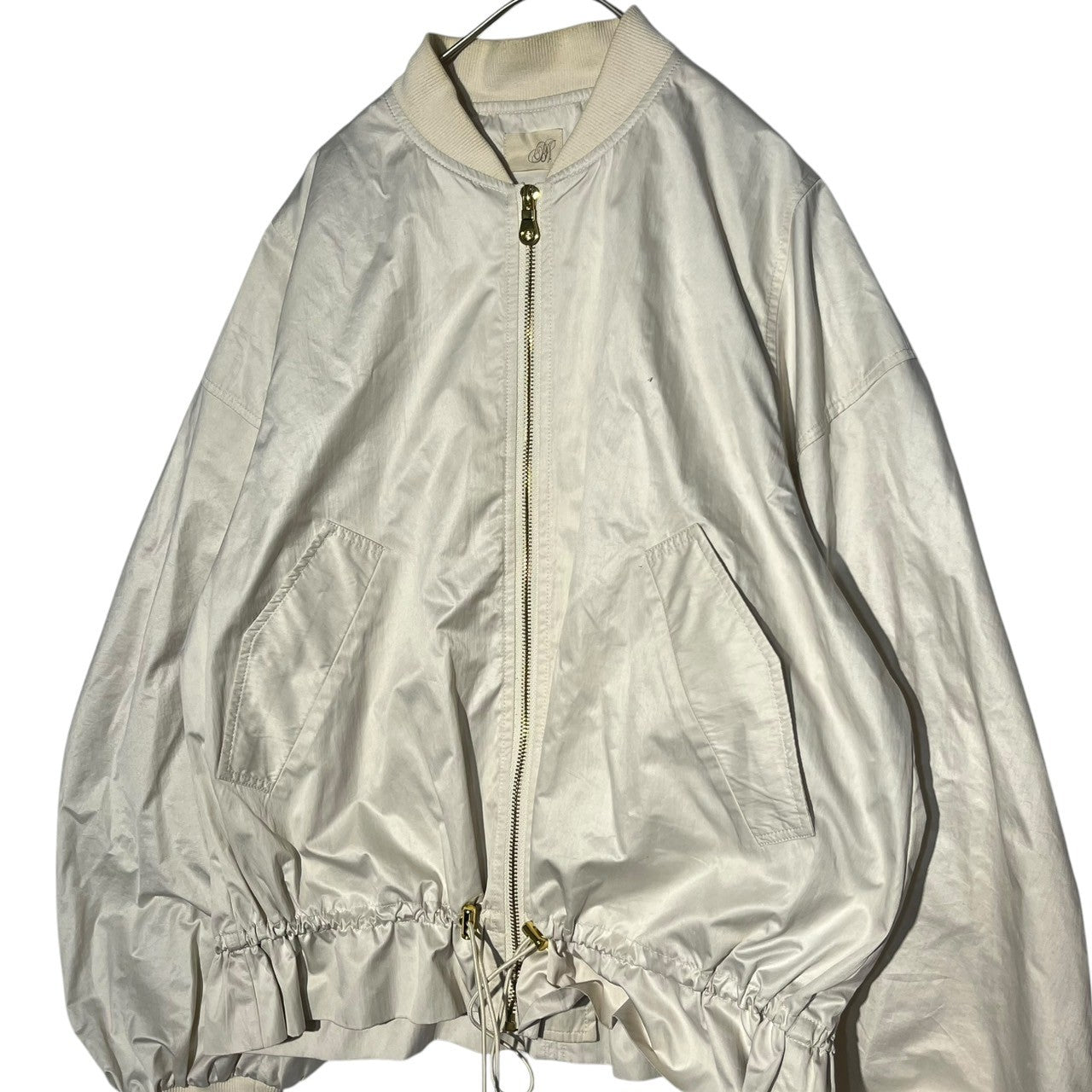 BEARDSLEY(ビアズリーガリャルダガランテ) Ruffle hem MA-1 blouson jacket 裾 フリル MA-1 ブルゾン ジャケット BEZ1022207A0003 FREE アイボリー 参考定価30,800円(税込)