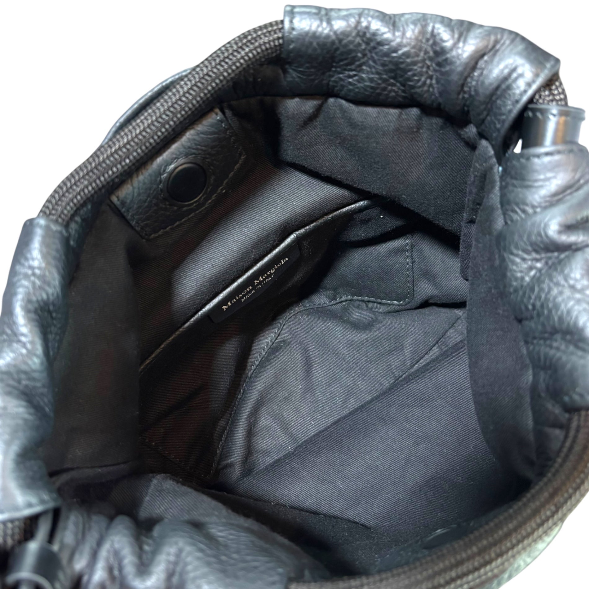 MAISON MARGIELA(メゾンマルジェラ) SOFT 5AC DRAWSTRING BAG ソフト ドローストリング レザー バッグ SB1WG0044 P4746 TB013 ブラック 2WAY ディアスキン