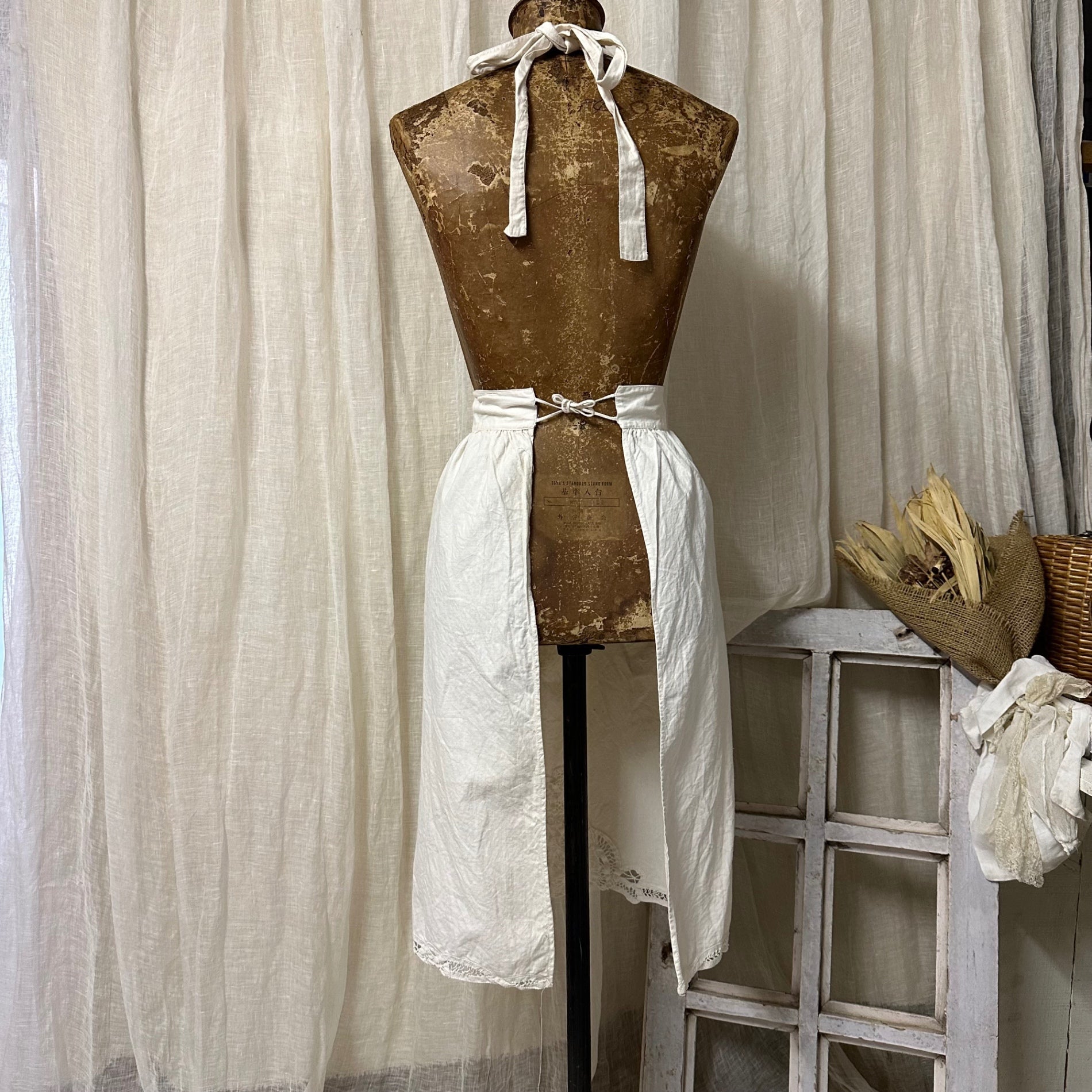 Euro antique(ヨーロッパアンティーク) antique fabric and batten lace apron アンティークファブリックとバテンレースのエプロン 未使用に近い ベビーピンク