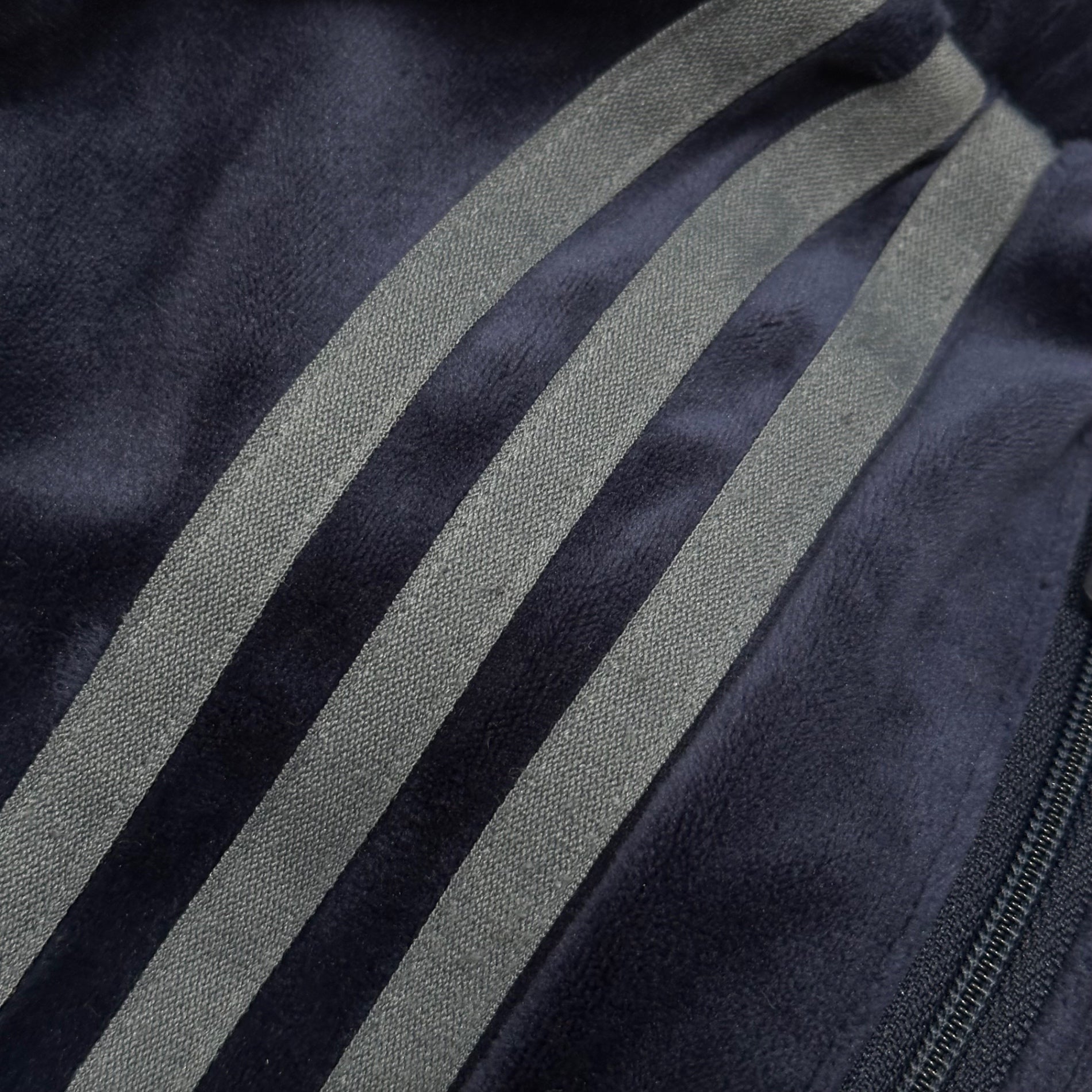 adidas(アディダス) CLASSIC VELOUR TRACKPANT NIGHT INDIGO クラシック ベロア トラック パンツ JM2266 L ネイビー ジャージ
